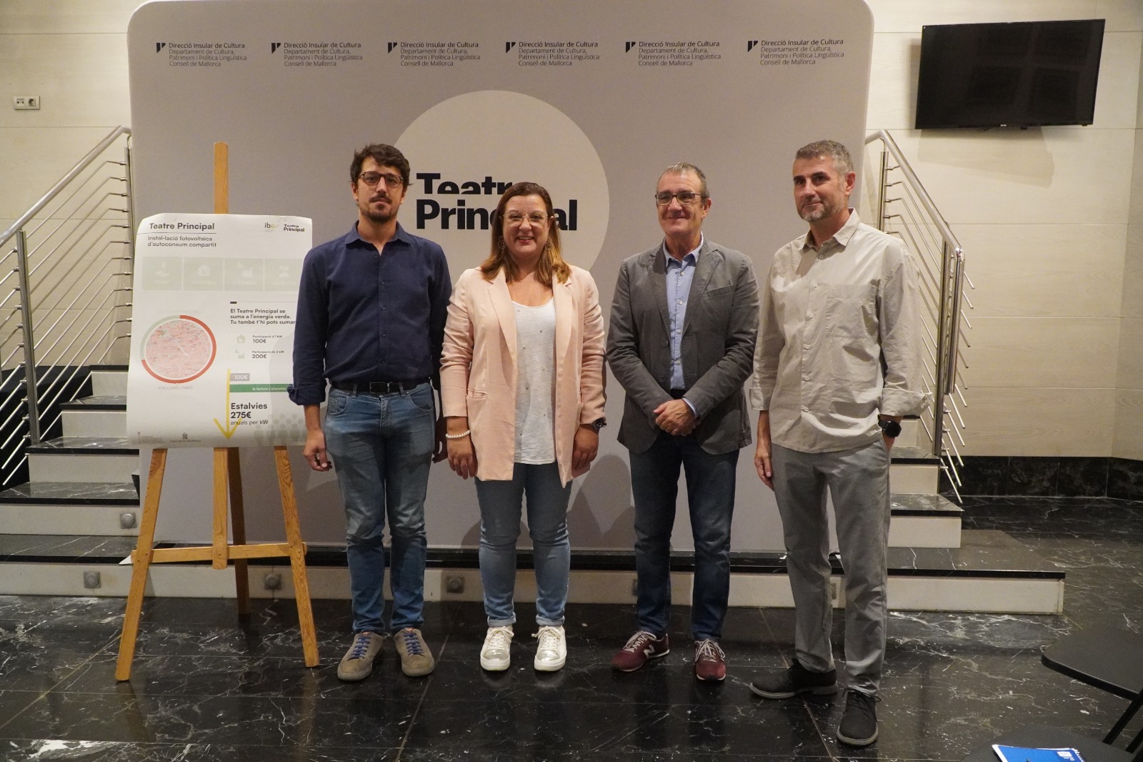 El director de l'IBE, Ferran Rosa, la vicepresidenta primera del Consell, Bel Busquets, el vicepresident del Govern, Juan Pedro Yllanes, i el director del Teatre Principal, Josep R. Cerdà