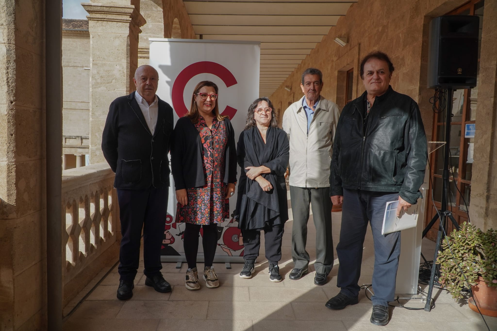 Joan Guaita, president de la Fundació Amics del Patrimoni, Bel Busquets, vicepresidenta primera i consellera de Cultura, Patrimoni i Política Lingüística, Kika Coll, directora insular de Patrimoni, Pedro Núñez, secretari de la Fundació Amics del Patrimoni, i Pere Cantarero, tresorer de la Fundació Amics del Patrimoni