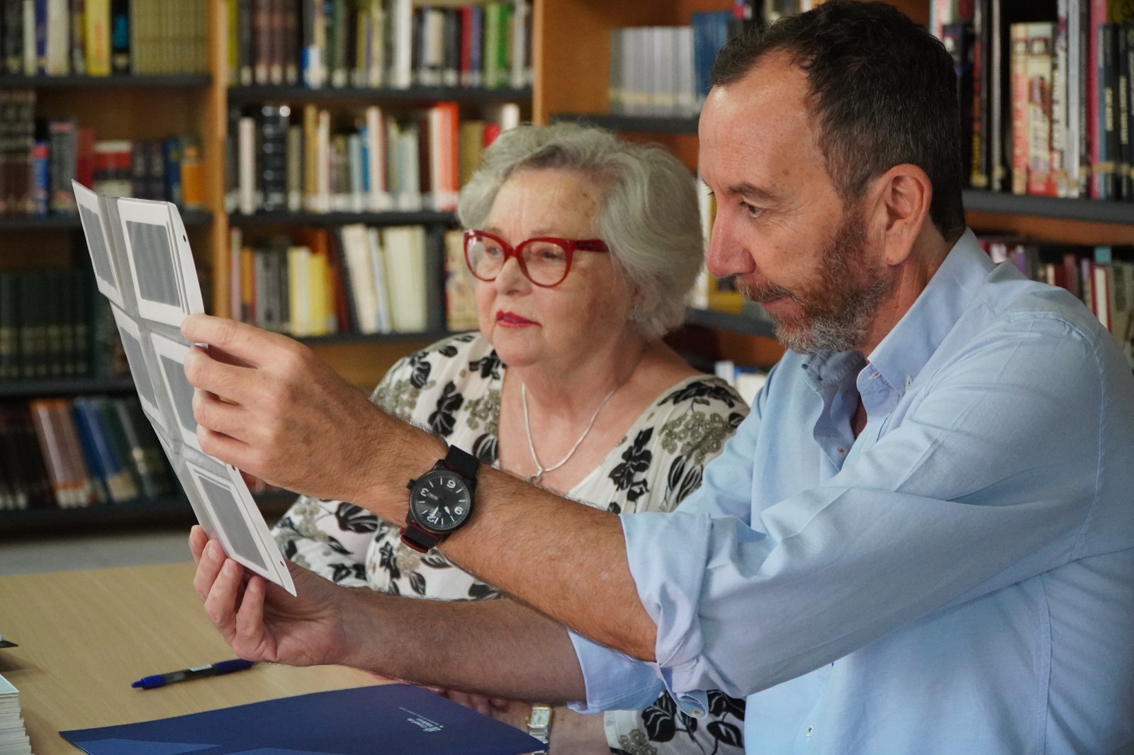 Acte d'entrega de la donació del fons fotogràfic de Francisco Llompart Mayans a través de la seva esposa Paula Cursach amb amb el director de l'Arxiu del So i de la Imatge, Francesc Bonnín
