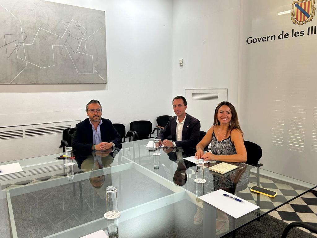 Reunión entre el presidente del Consell de Mallorca, Llorenç Galmés, el conseller de Territorio, Movilidad e Infraestructuras del Consell, Fernando Rubio, y la consejera de Vivienda, Territorio y Movilidad del Govern, Marta Vidal.