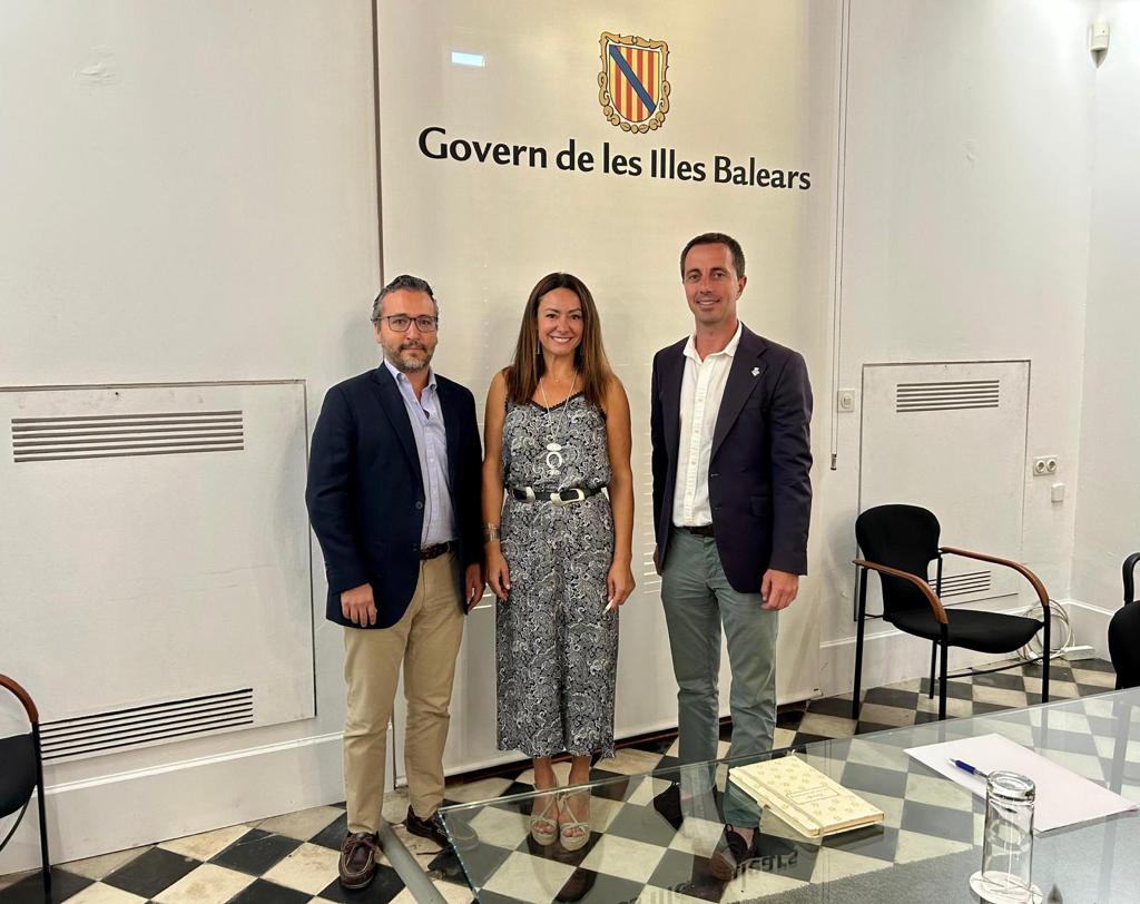 Reunión entre el presidente del Consell de Mallorca, Llorenç Galmés, el conseller de Territorio, Movilidad e Infraestructuras del Consell, Fernando Rubio, y la consejera de Vivienda, Territorio y Movilidad del Govern, Marta Vidal.