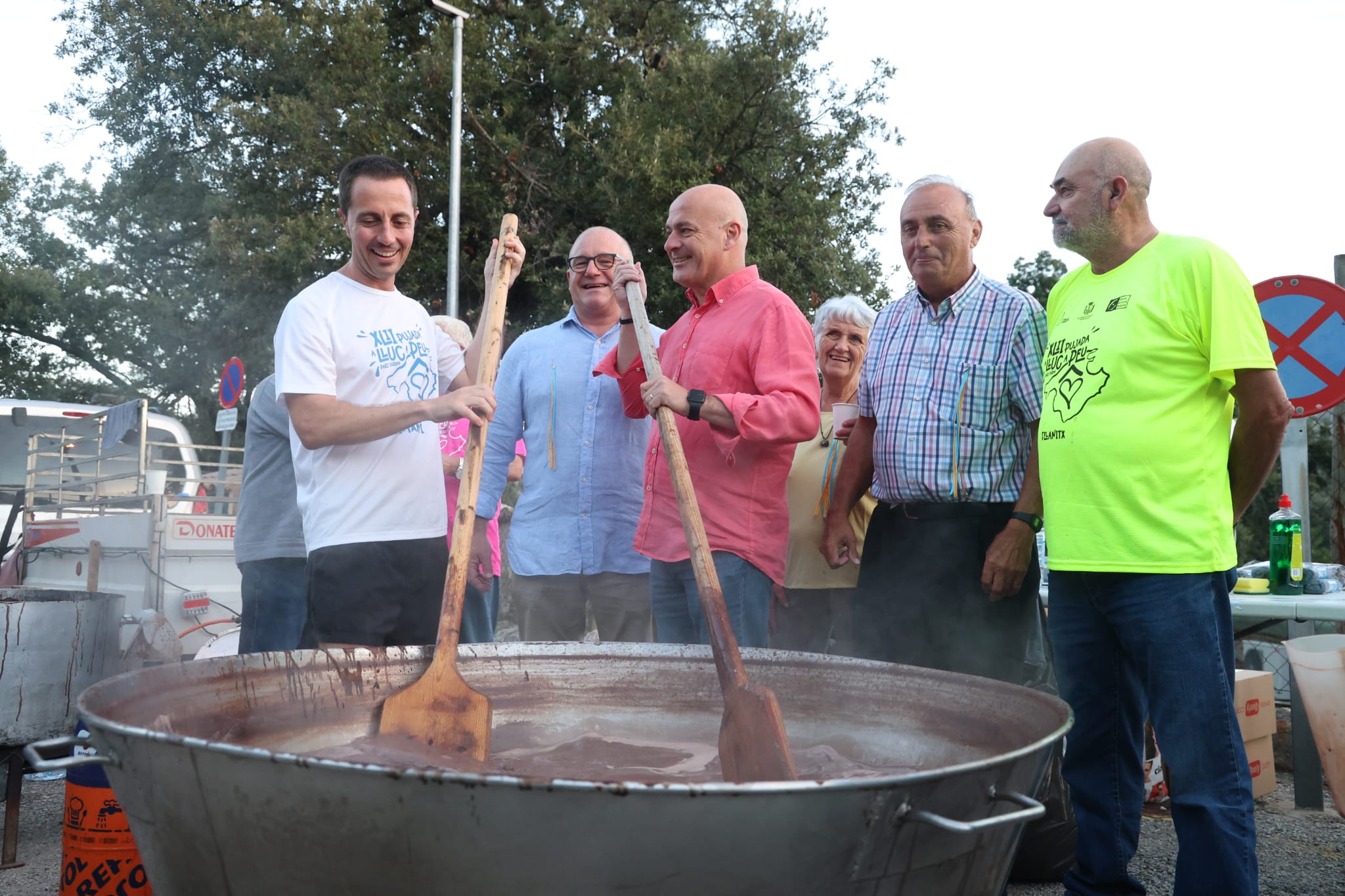 El presidente del Consell de Mallorca con el alcalde de Escorca, Antoni Solivellas, y el presidente de la Asociación de Antiguos Blavets, Llorenç Gelabert.
