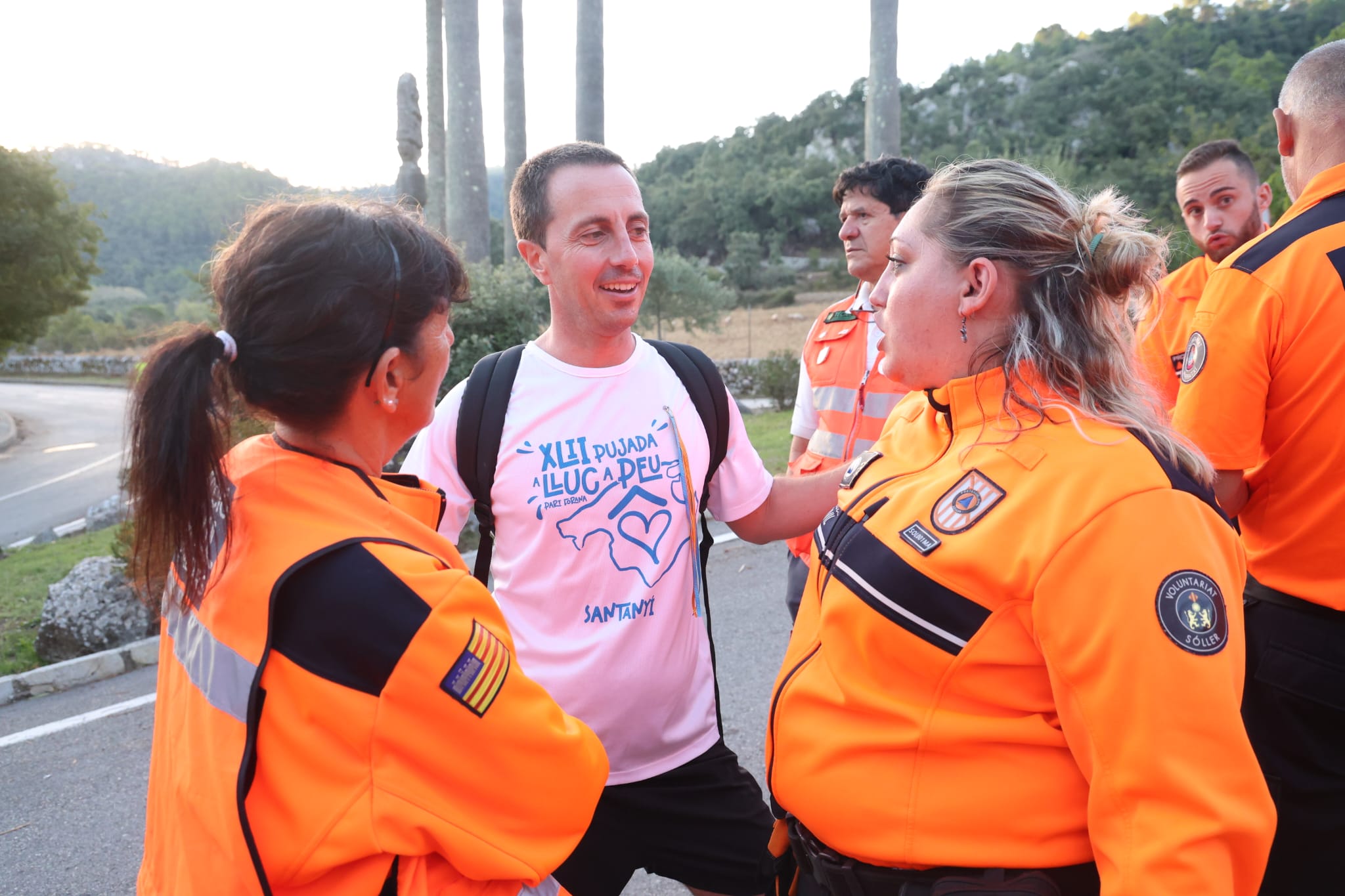 El presidente del Consell de Mallorca, Llorenç Galmés, con los voluntarios de protección civil. 