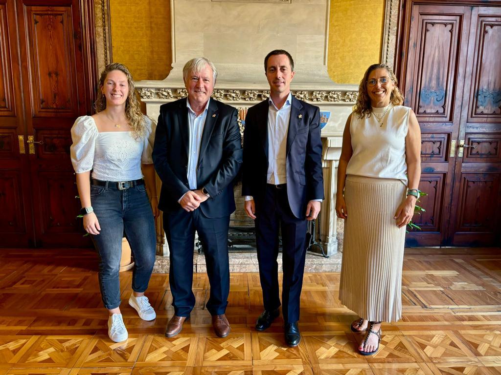 Galmés y Rodríguez junto a representantes de la Escuela de Turismo Felipe Moreno