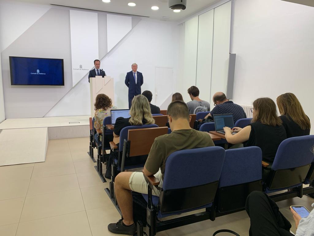 El president Galmés i el conseller Rodríguez a la roda de premsa.