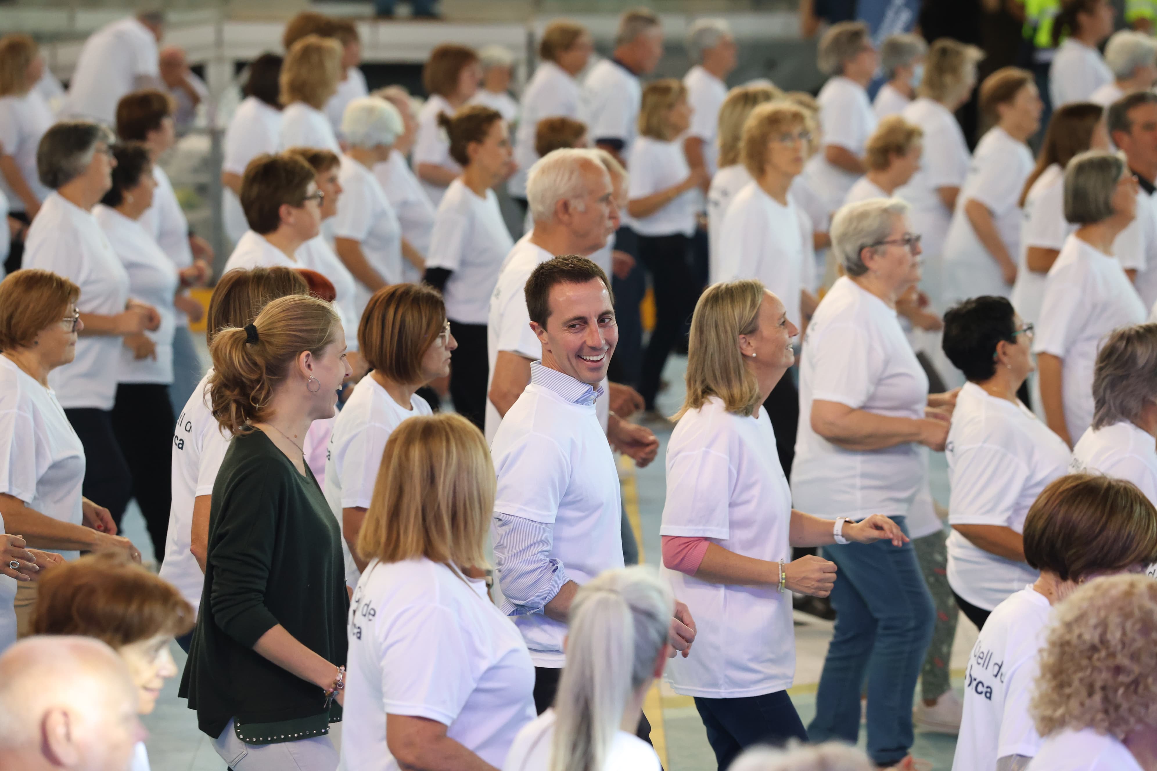 El presidente, Llorenç Galmés, bailando con el resto de participantes