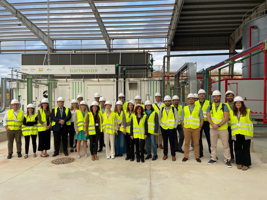 Els socis i assistents han pogut participar en la visita guiada a la planta d’hidrogen verd de Lloseta