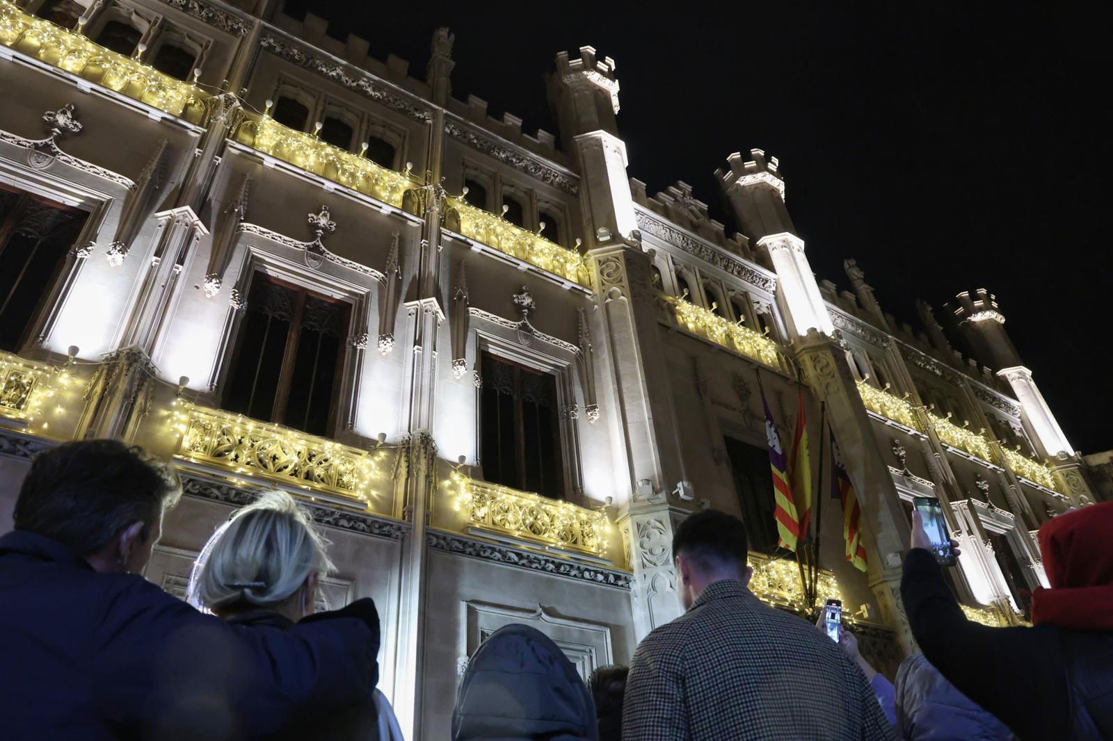 La fachada del Palau del Consell iluminada por Navidad