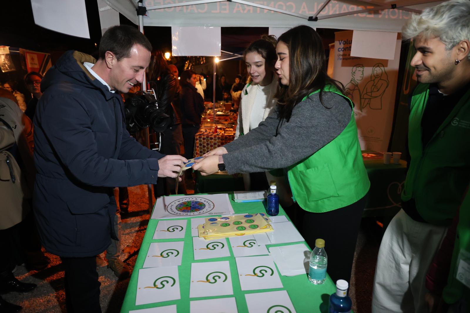 El president Galmés amb els voluntaris de l'Associació Espanyola contra el Càncer