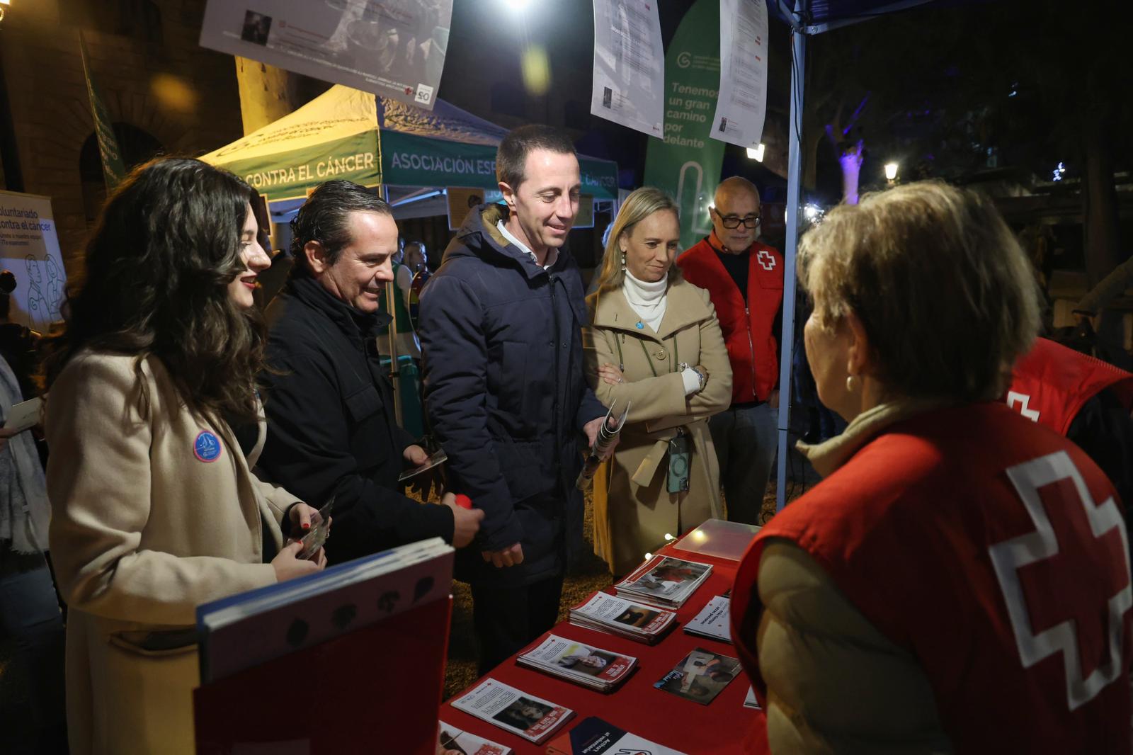El president Galmés visitant als voluntaris de Creu Roja