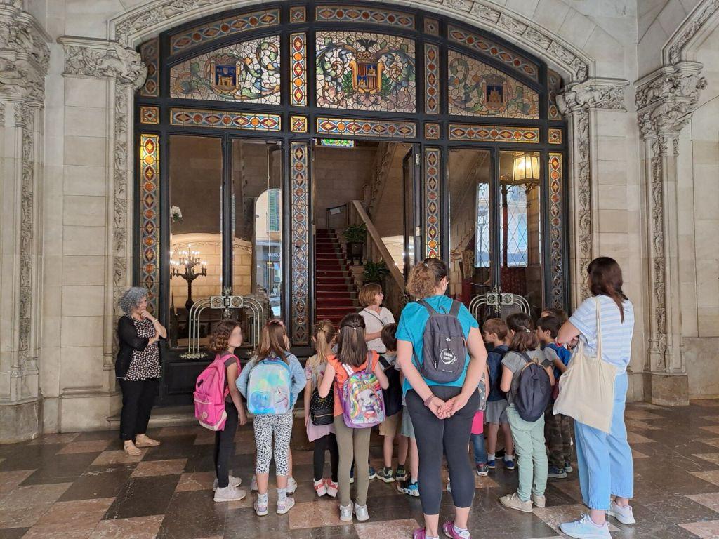 Un grup d'escolars a l'inici de la visita al Palau del Consell