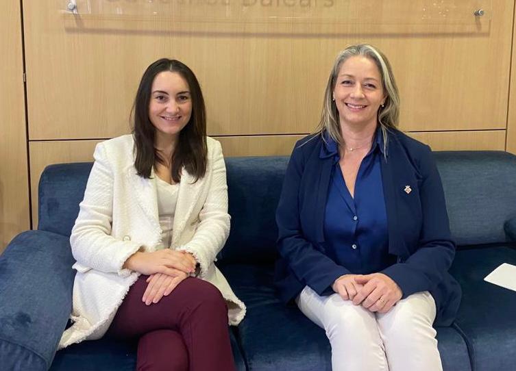 La consejera de Promoción Económica y Desarrollo Local, Pilar Amate, y la directora insular de Apoyo y Coordinación Municipal, Beatriz Camiña.