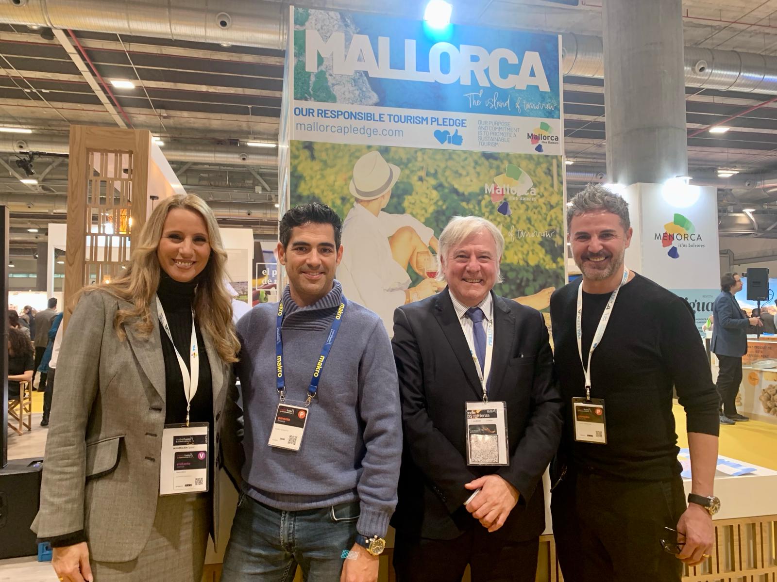 Marcial y Susanna con los cocineros Andreu genestra y Santi Taura