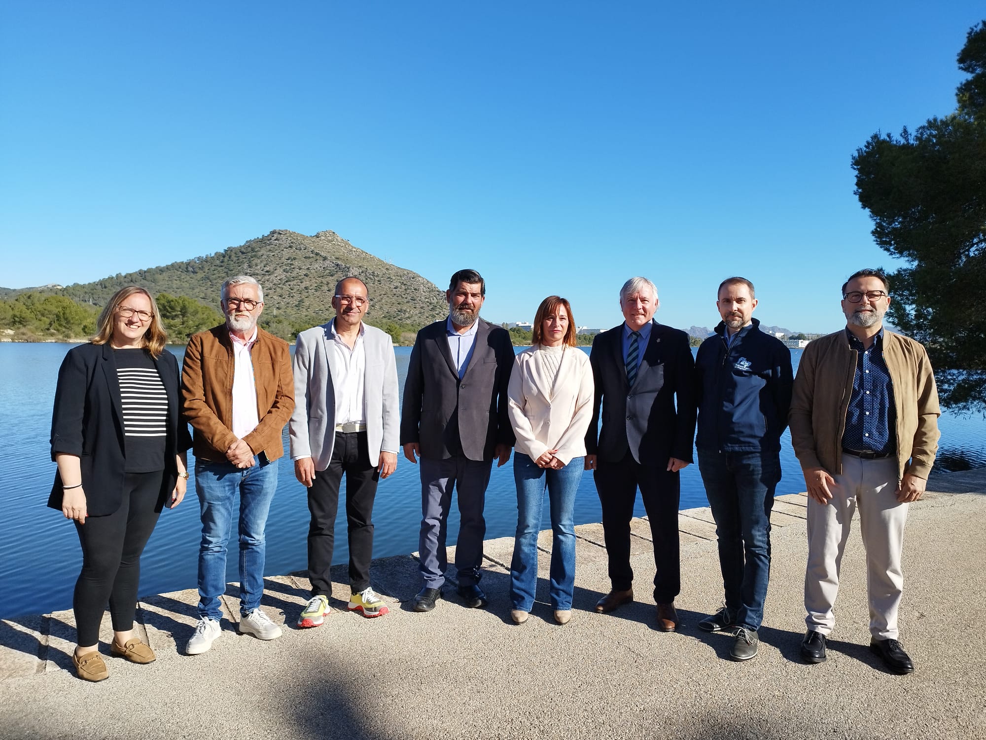 Bestard i Rodríguez al costat del director insular Pedro Mas, l'alcaldessa d'Alcúdia i membres de la Federació de Piragüisme
