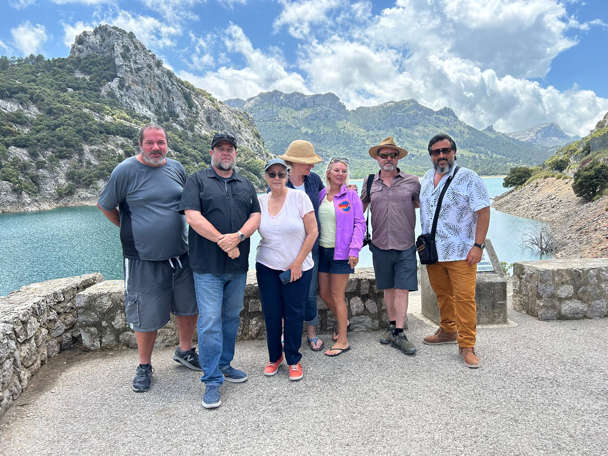 El grupo visitando una de las localizaciones.