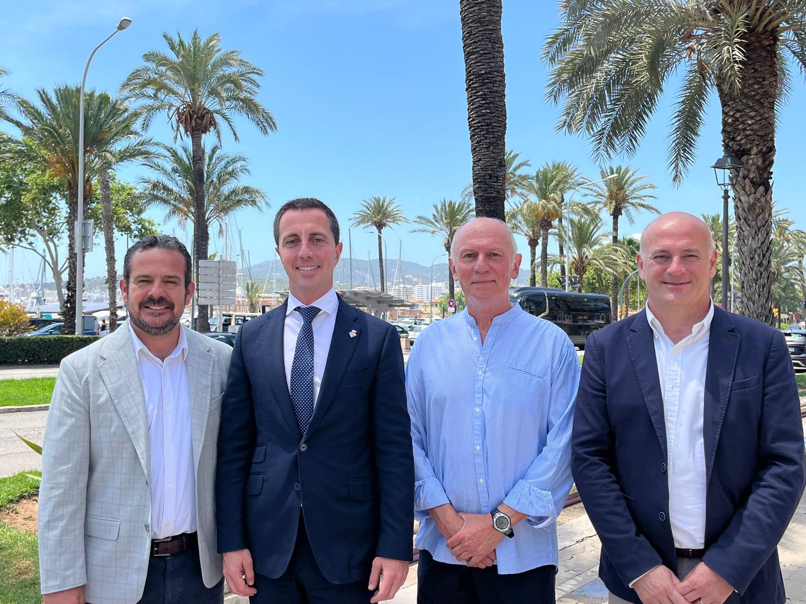 El presidente del Consell de Mallorca, LLorenç Galmés, el consejero de Presidencia, Antoni Fuster, el director insular de Serra de Tramuntana, Antoni Solivellas, y el gerente del Consorci Serra de Tramuntana, Lluís Vallcaneras.