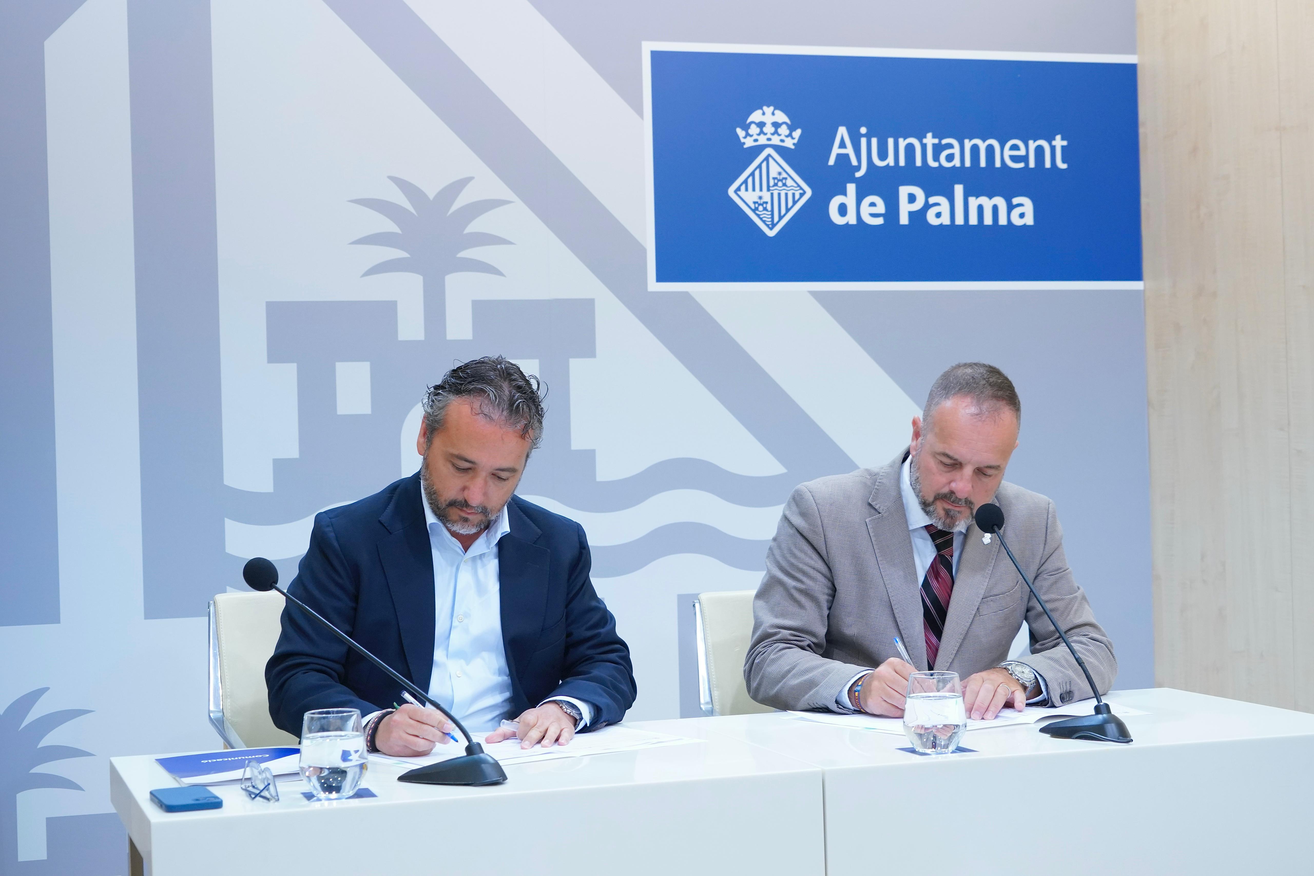El consejero insular de Territori, Mobilitat i Infraestructures, Fernando Rubio, con el tinente de alcalde de Mobilitat de Palma, Toni Deudero, durante la firma del convenio de cesión de semáforos.