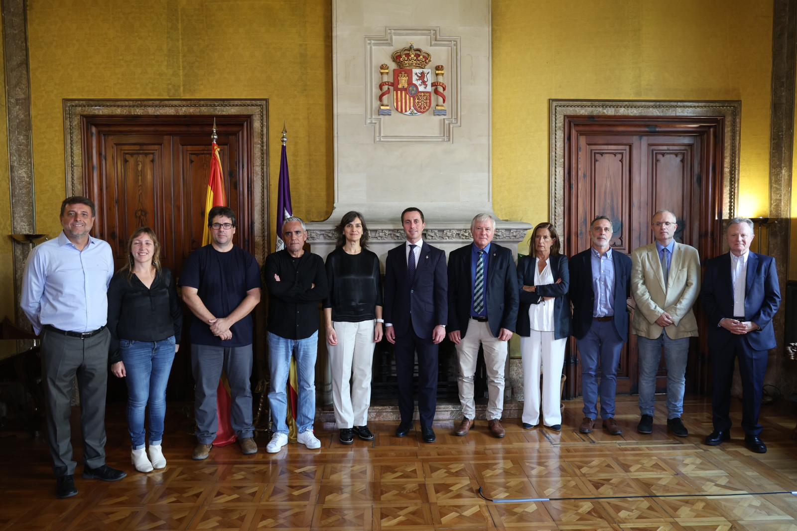 Galmés i Rodríguez al costat de representants de la UIB.