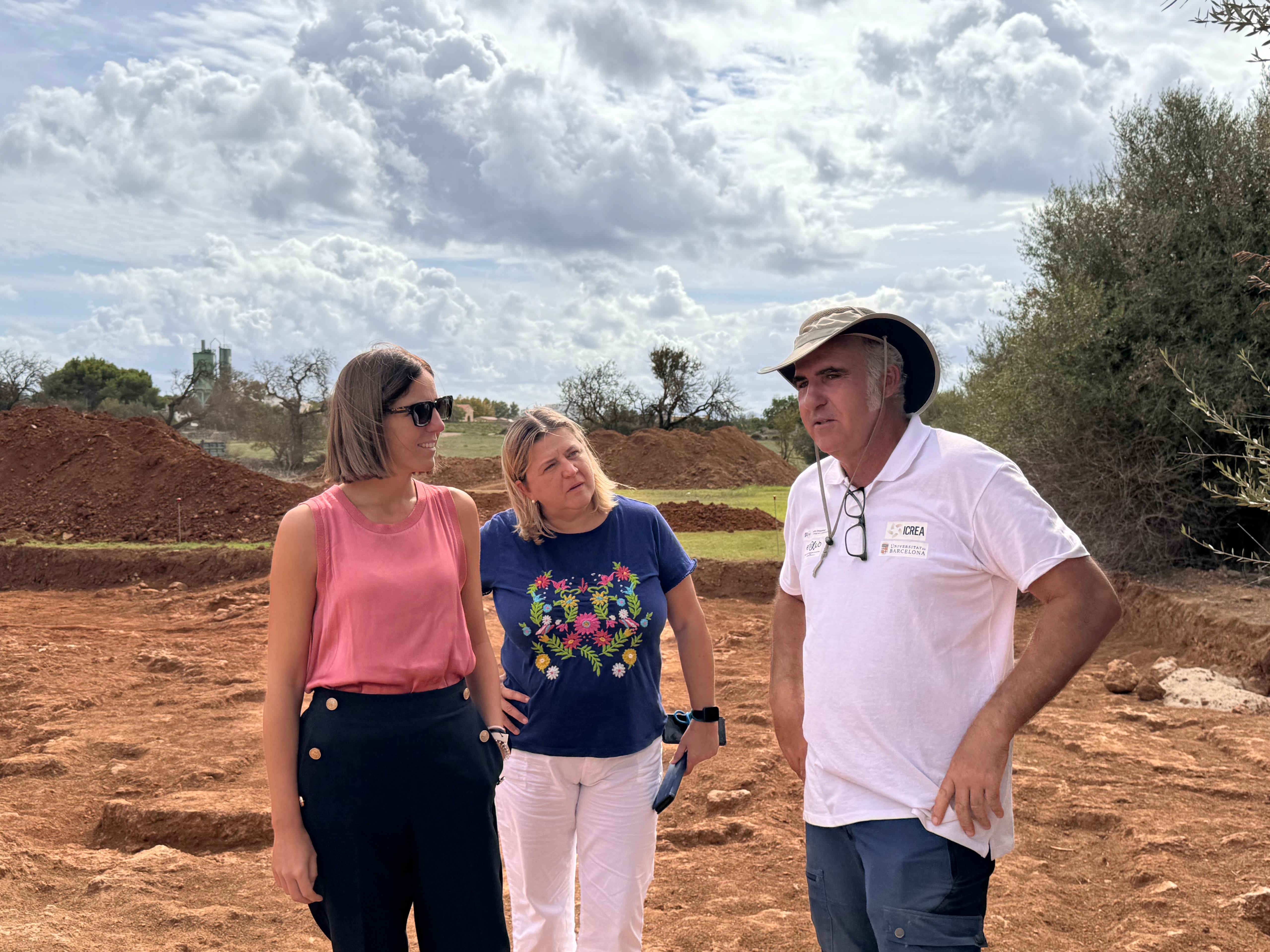 Visita de la vicepresidenta del Consell de Mallorca i consellera de Cultura i Patrimoni, Antònia Roca, a la Tanca de Can Domènech d’Alcúdia.
