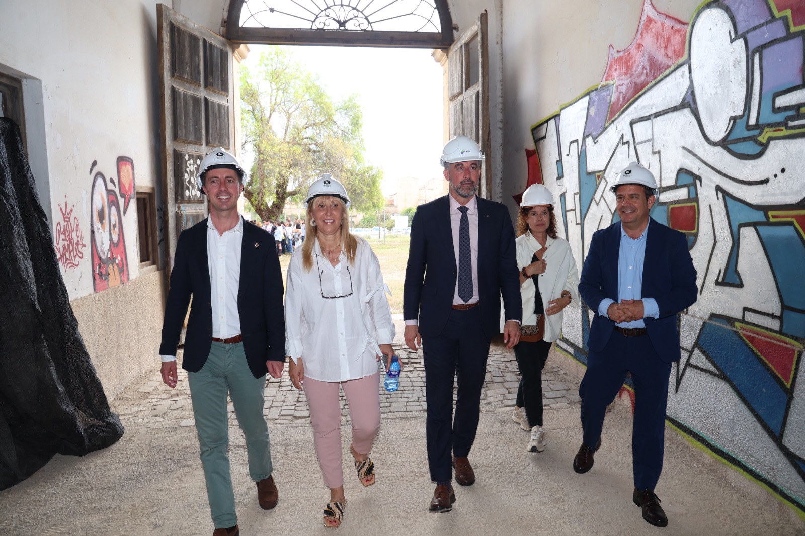 El president, Llorenç Galmés, a la visita dels joves arquitectes d'Europan 18 a Es Sindicat de Felanitx