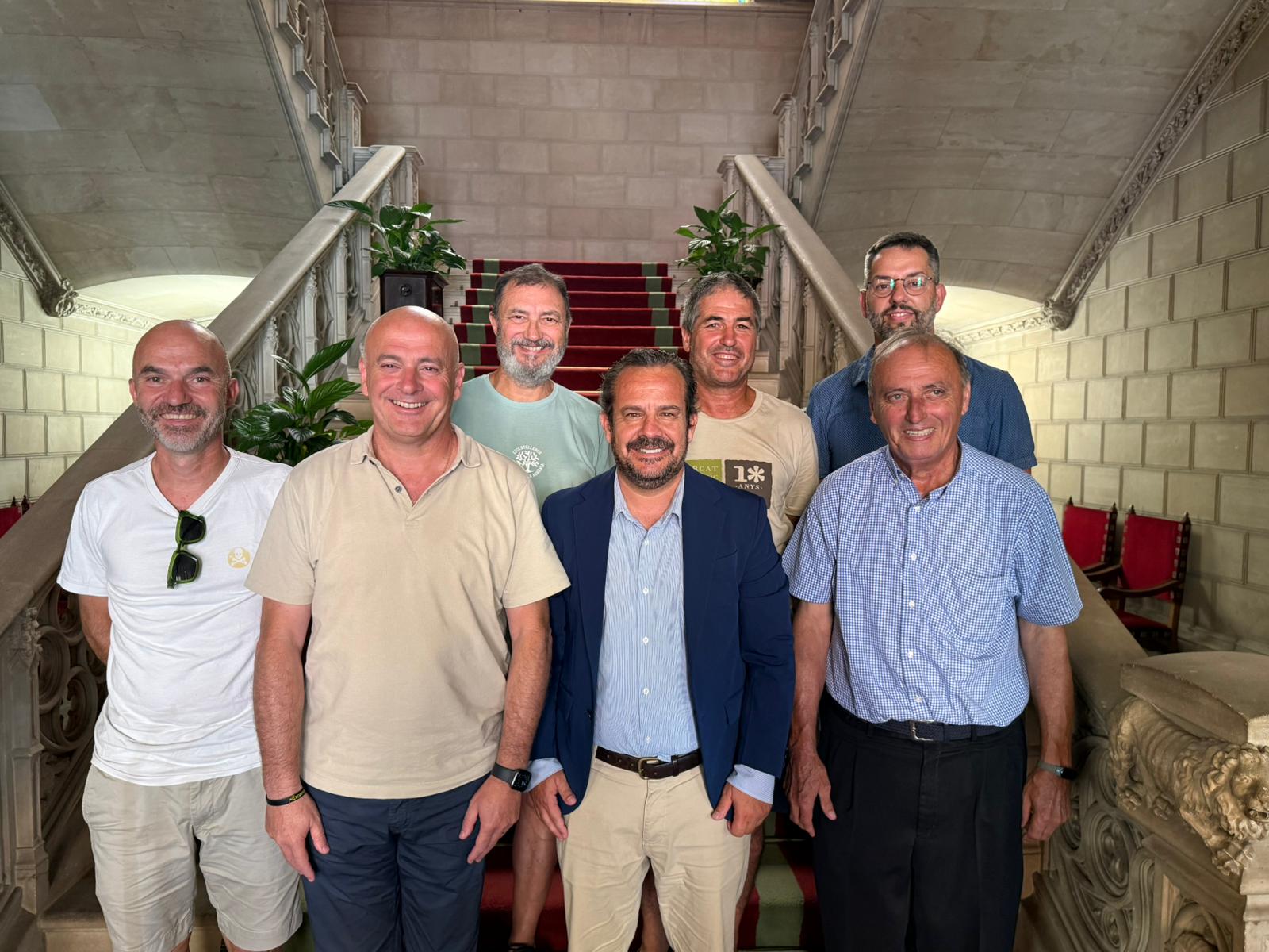 El consejero de Presidencia, Toni Fuster, con los representantes de las cooperativas agrarias de la serra de Tramuntana y APAEMA.