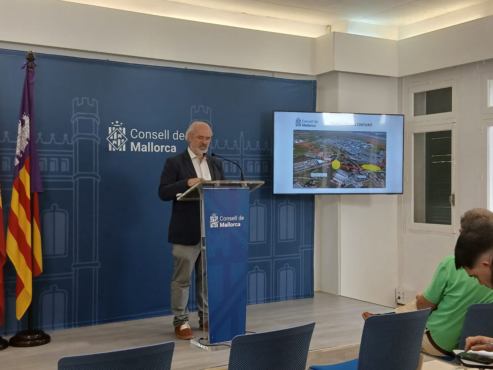 El director insular de Infraestructures i ITV, Rafel Gelabert, explicando la coordinación entre Consell, Govern y SFM por los proyectos del Tramo I y el tren de Llucmajor.
