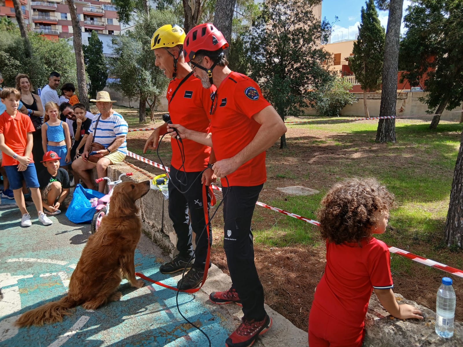 Bombers de Mallorca han realizado demostraciones de busquedas con su unidad canina.