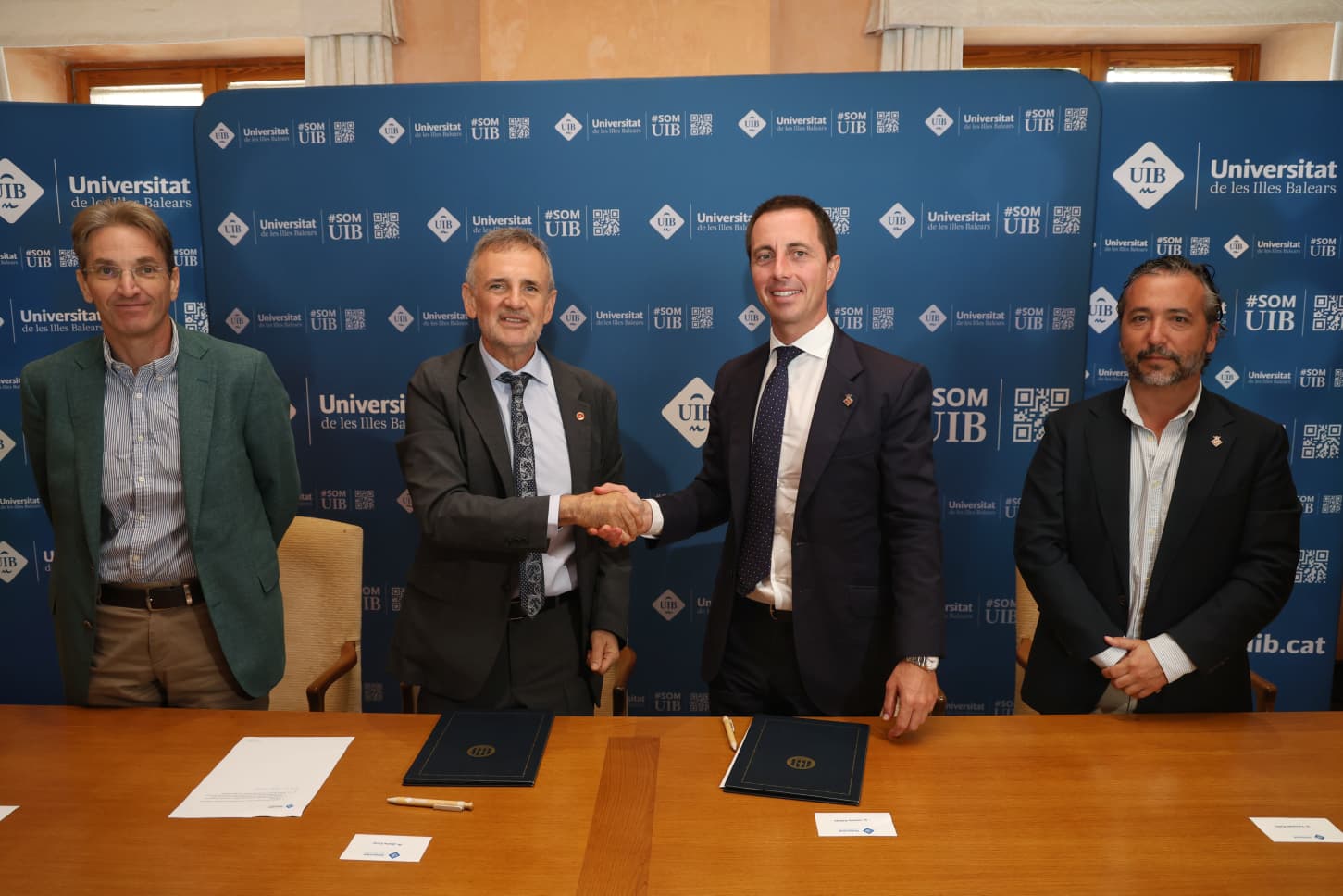 El presidente Llorenç Galmés y el rector de la UIB, Jaume Carot, firman el convenio.