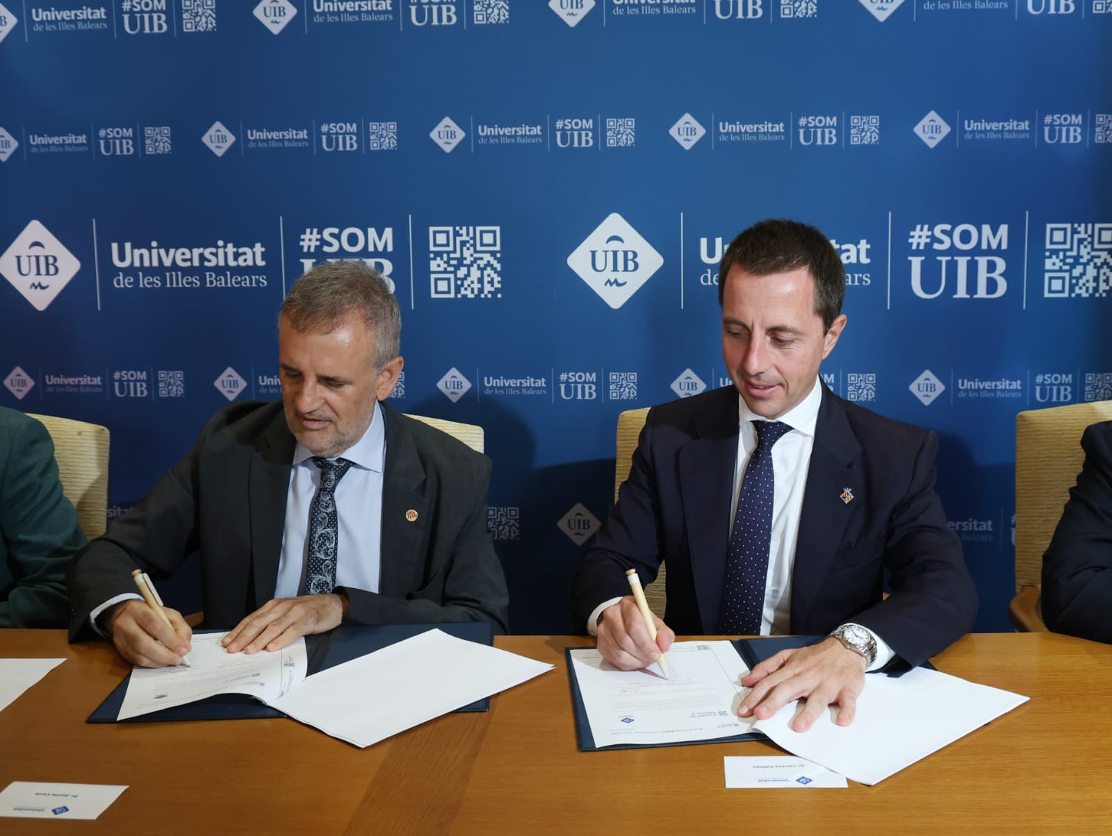 El conveni suposarà la construcció d'una nova rotonda que millorarà el trànsit d'accés a l'entrada principal del campus.