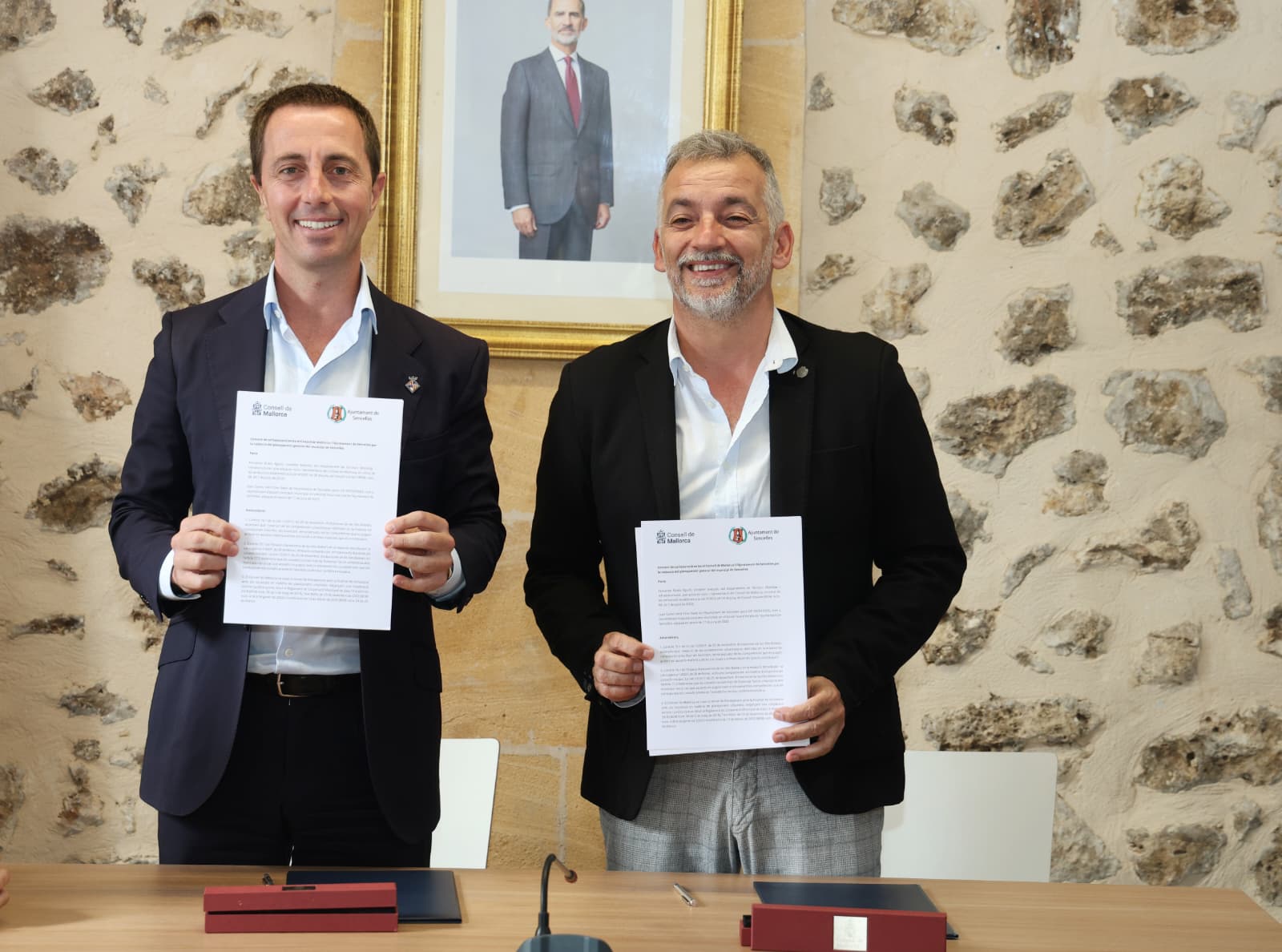 El president del Consell de Mallorca, Llorenç Galmés, y el alcalde de Sencelles, Joan Carles Verd, en la firma del nuevo convenio que renovara el planeamiento urbanístico del municipio.