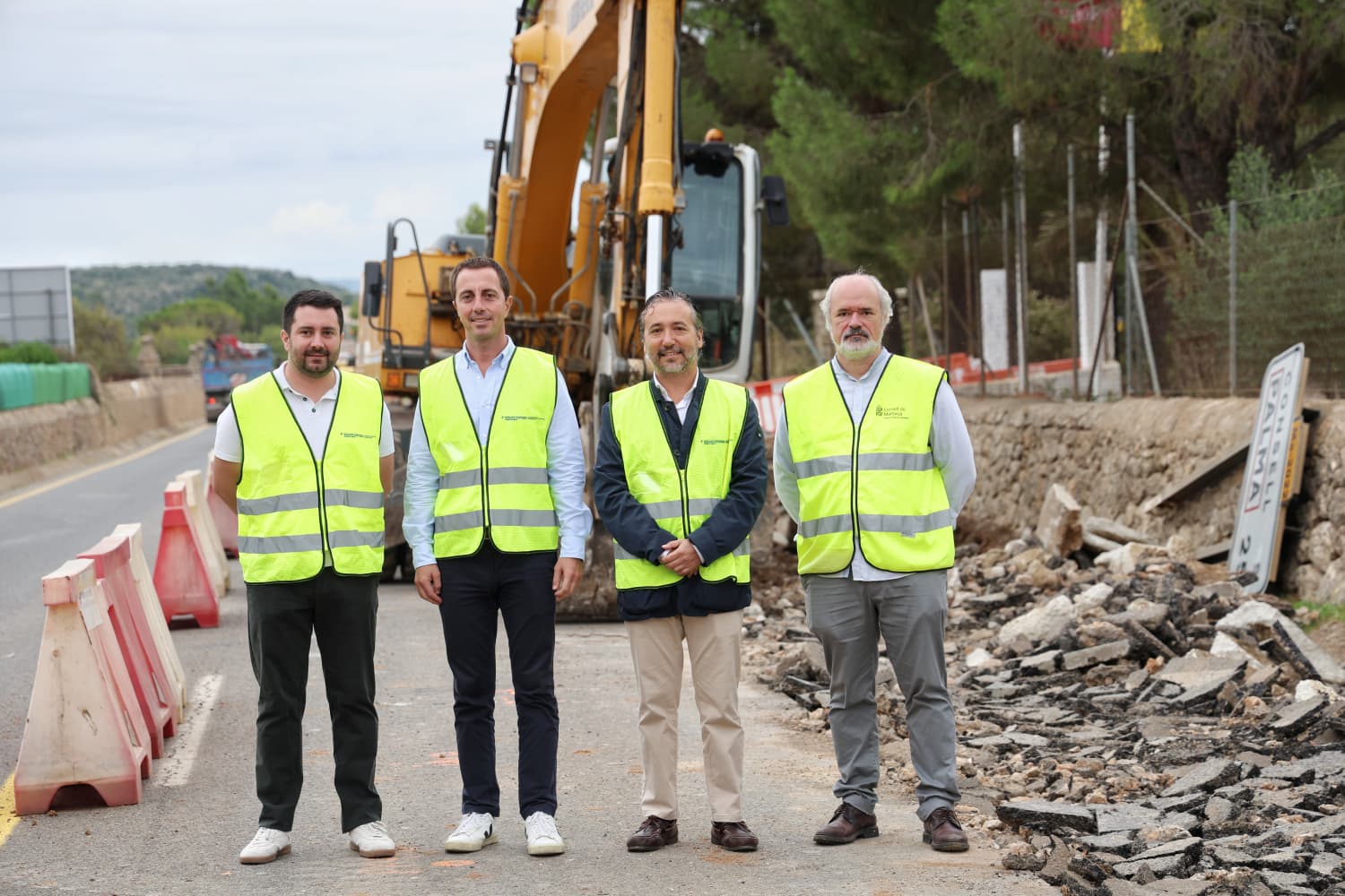 Visita del Consell de Mallorca a las obras del vial cívico de Alaró.