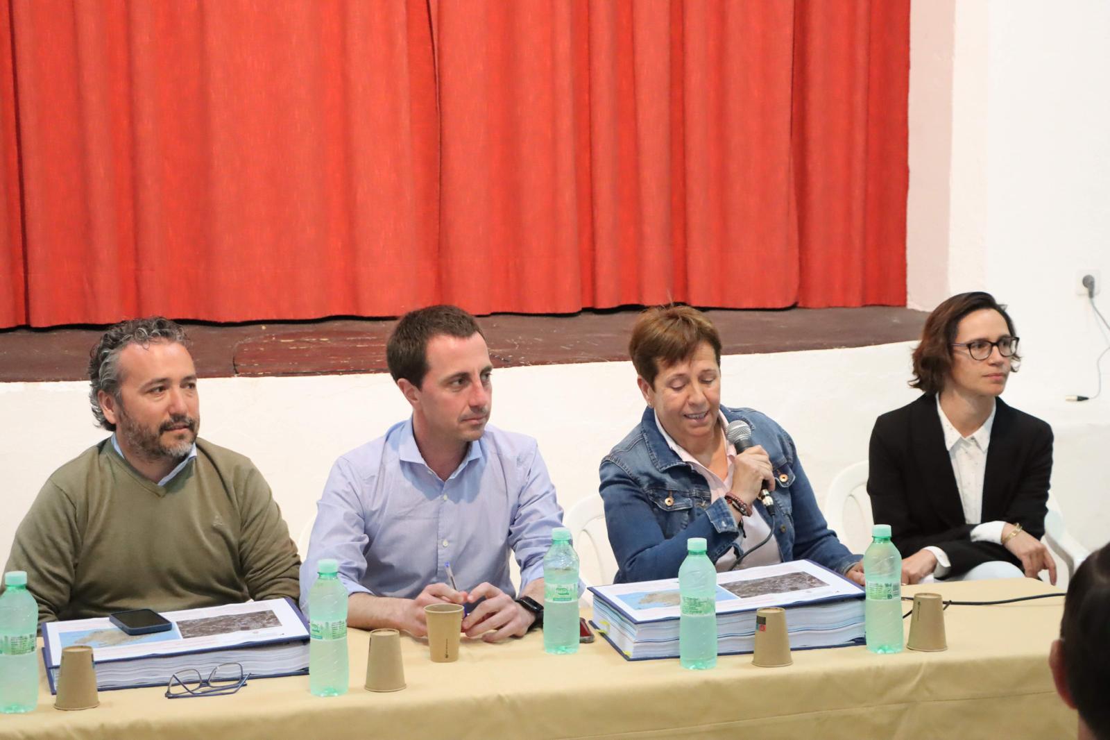 El President Llorenç Galmés i el Conseller de Territori Fernando Rubio a la presentació del projecte als veinats de S'Alqueria Blanca.