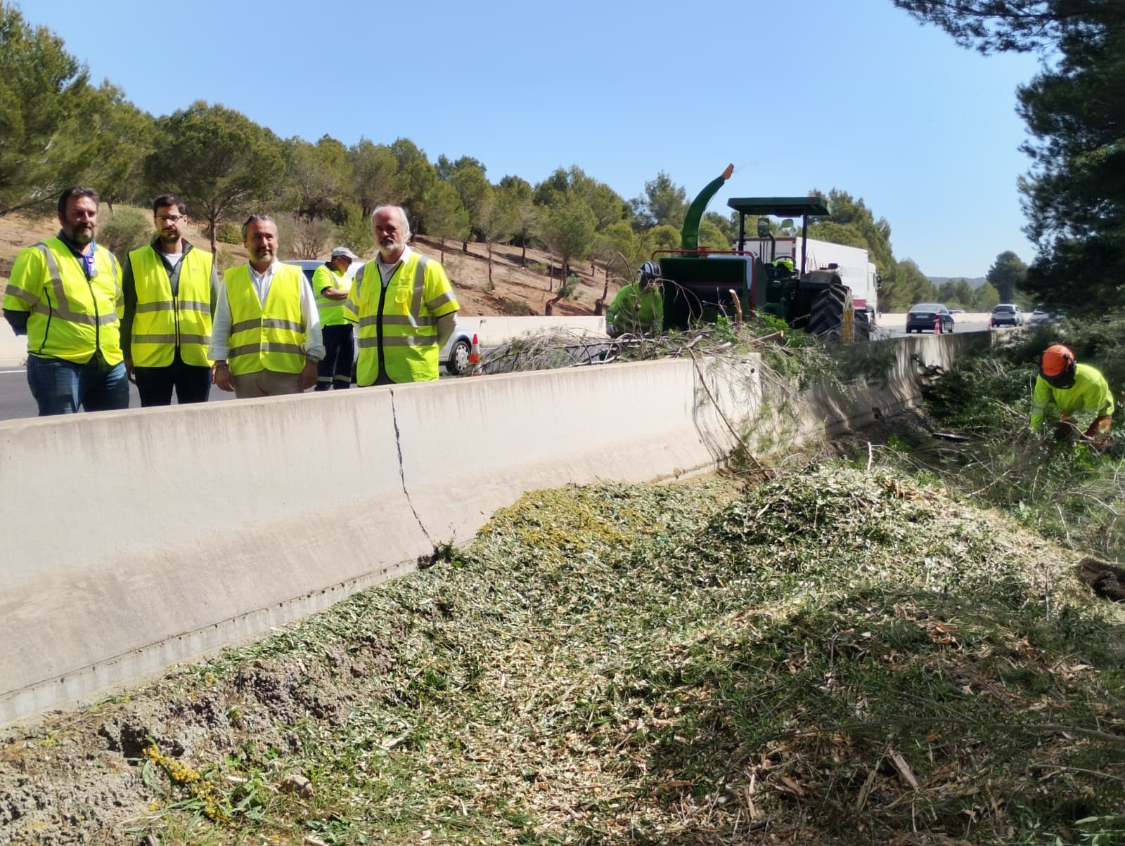 El Conseller de Territori, Mobilitat I Infraestructures, Fernando Rubio, i el director insular de Infraestructures i ITV, Rafel Gelabert, visitant les feines de prevenció d'incendis de l'autopista d'Inca.