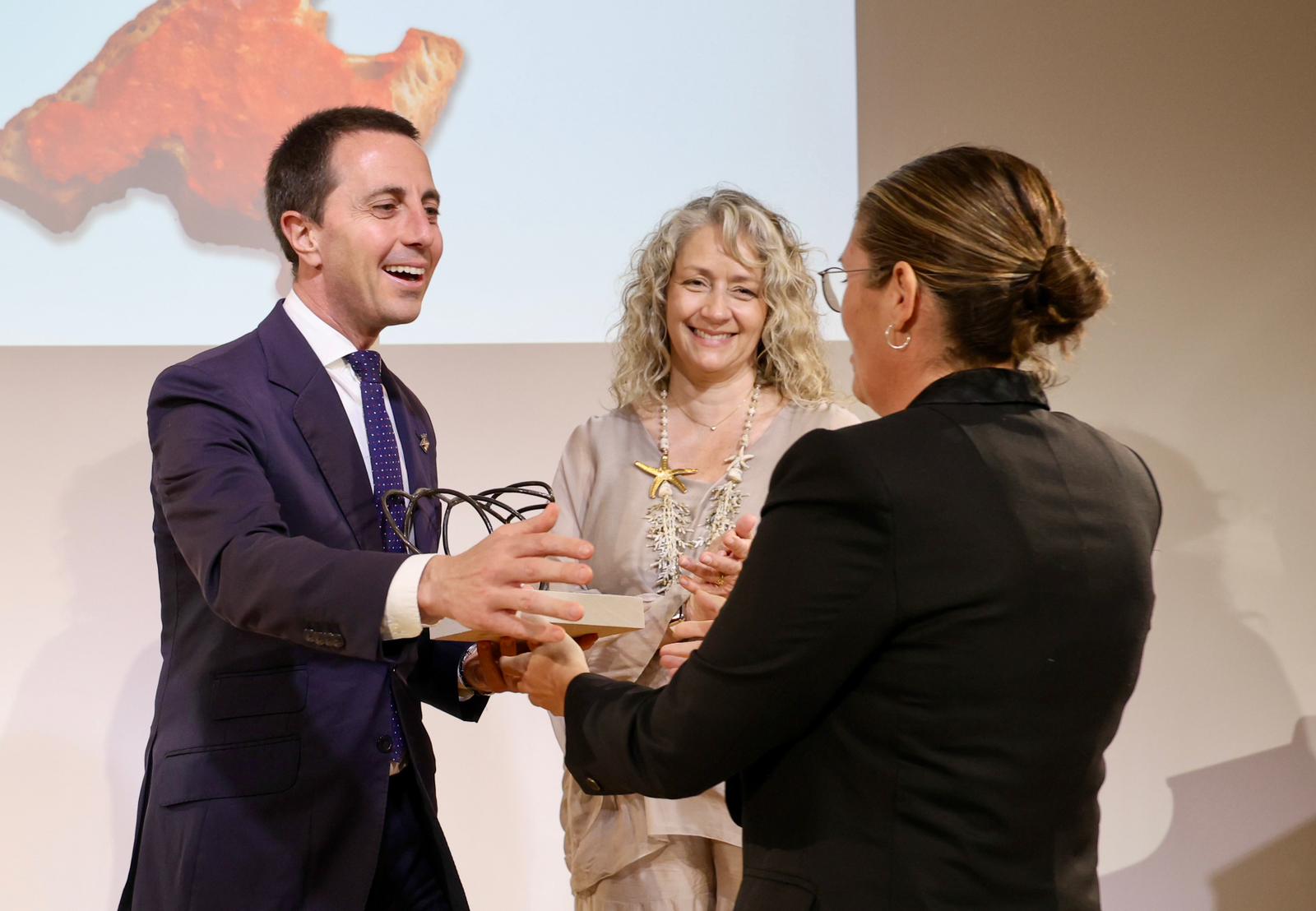 Imágenes del Presidente Galmés entregando el Premio