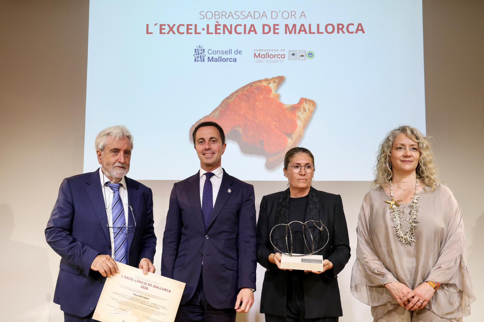 Imágenes de las autoridades con la premiada con el Premio Sobrasada de Oro