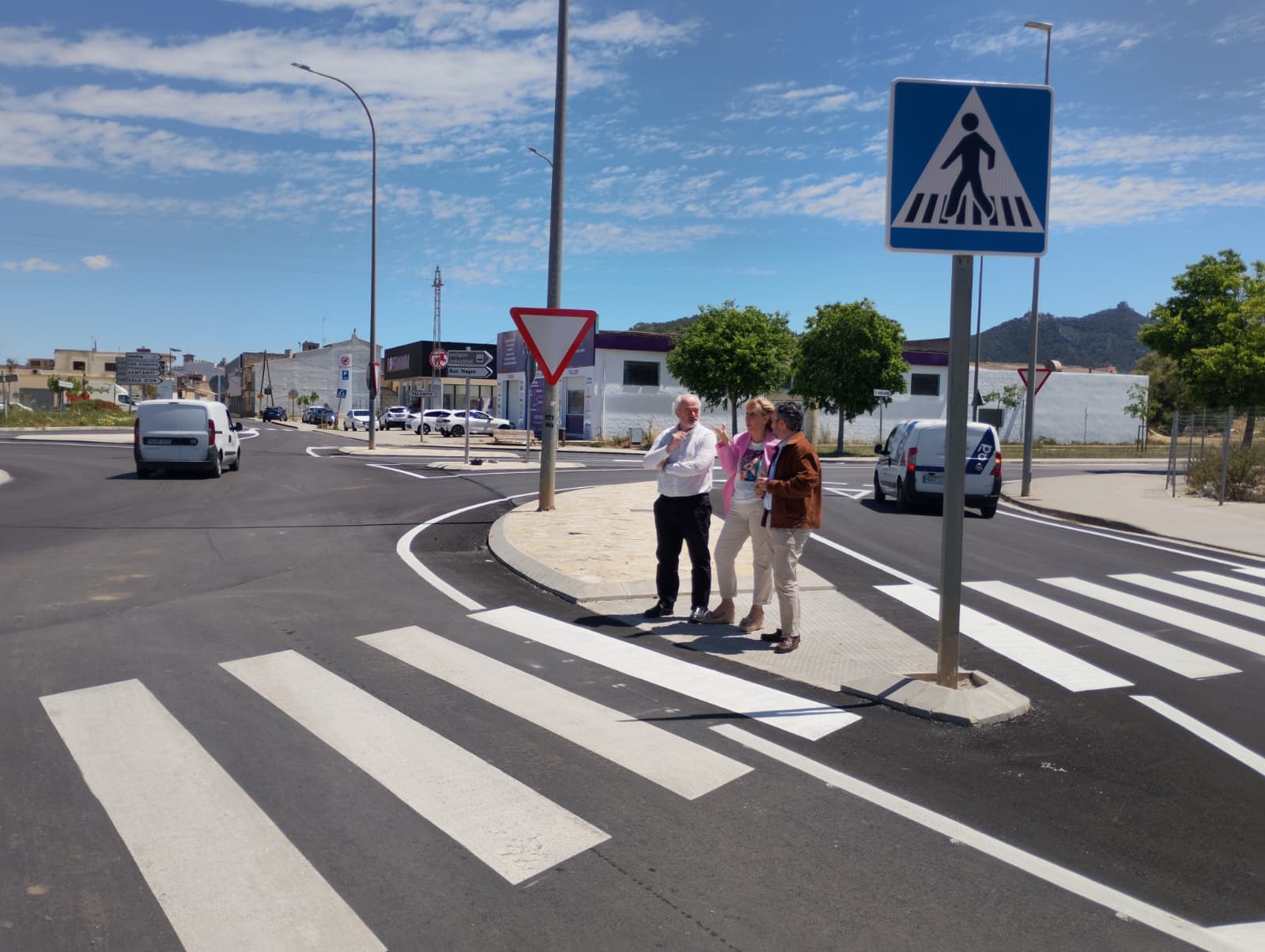 El conseller de Territorio, Fernando Rubio; la alcaldesa de Felanitx, Catalina Soler; y el director insular de Infraestructuras, Rafel Gelabert.