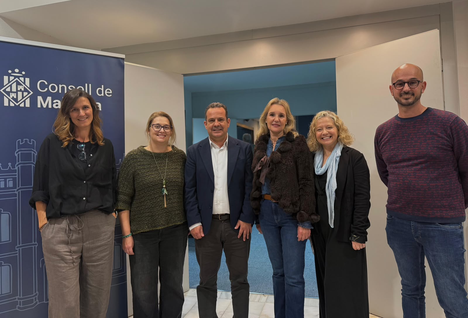 El conseller de Presidència, Toni Fuster, i la directora insular de Joventut i Participació, Carmen Ripoll, amb professionals a una conferència.