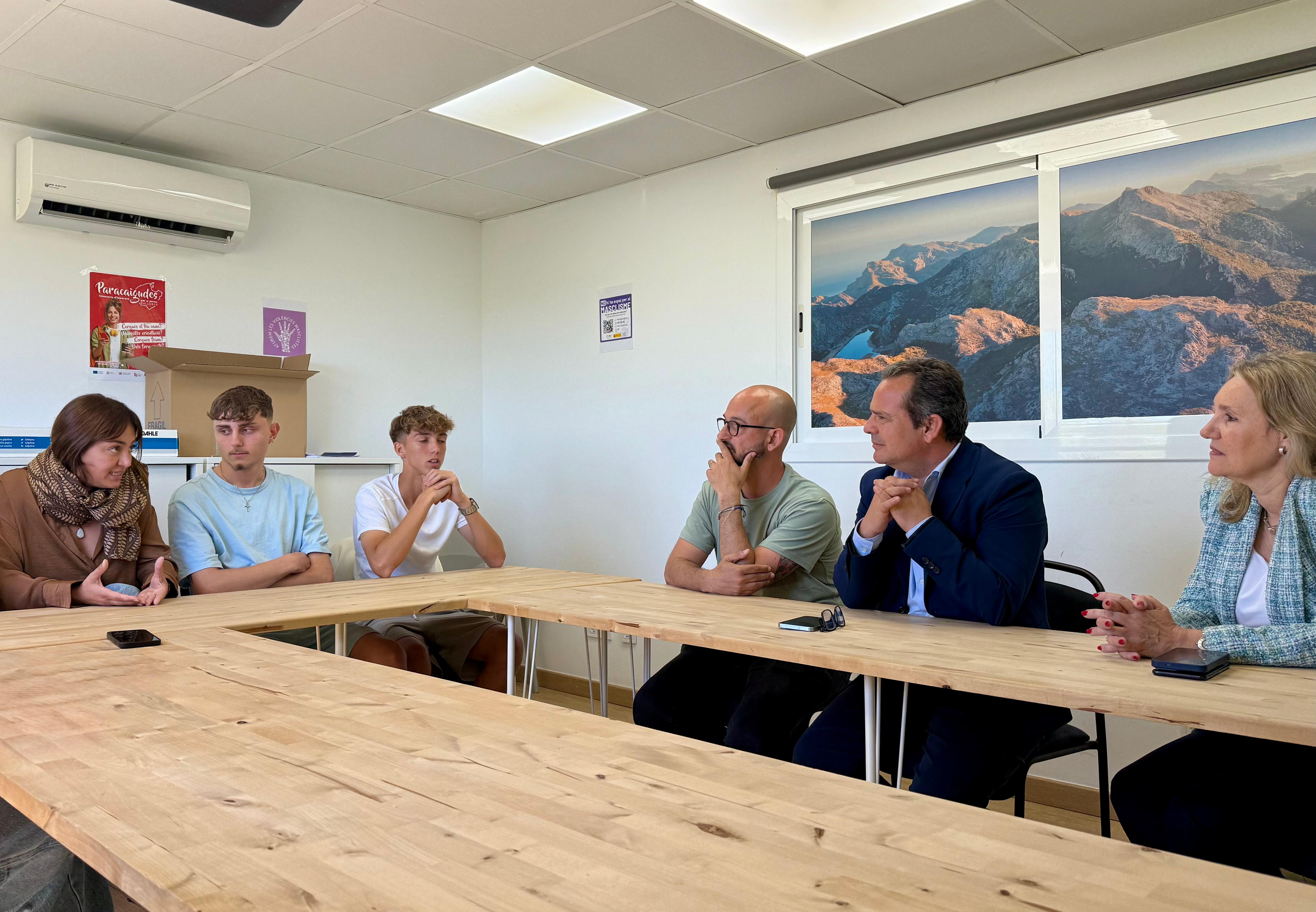 El conseller coneix de primera mà les impressions de joves que han participat en el programa Flip Up durant el curs 2025-2026.
