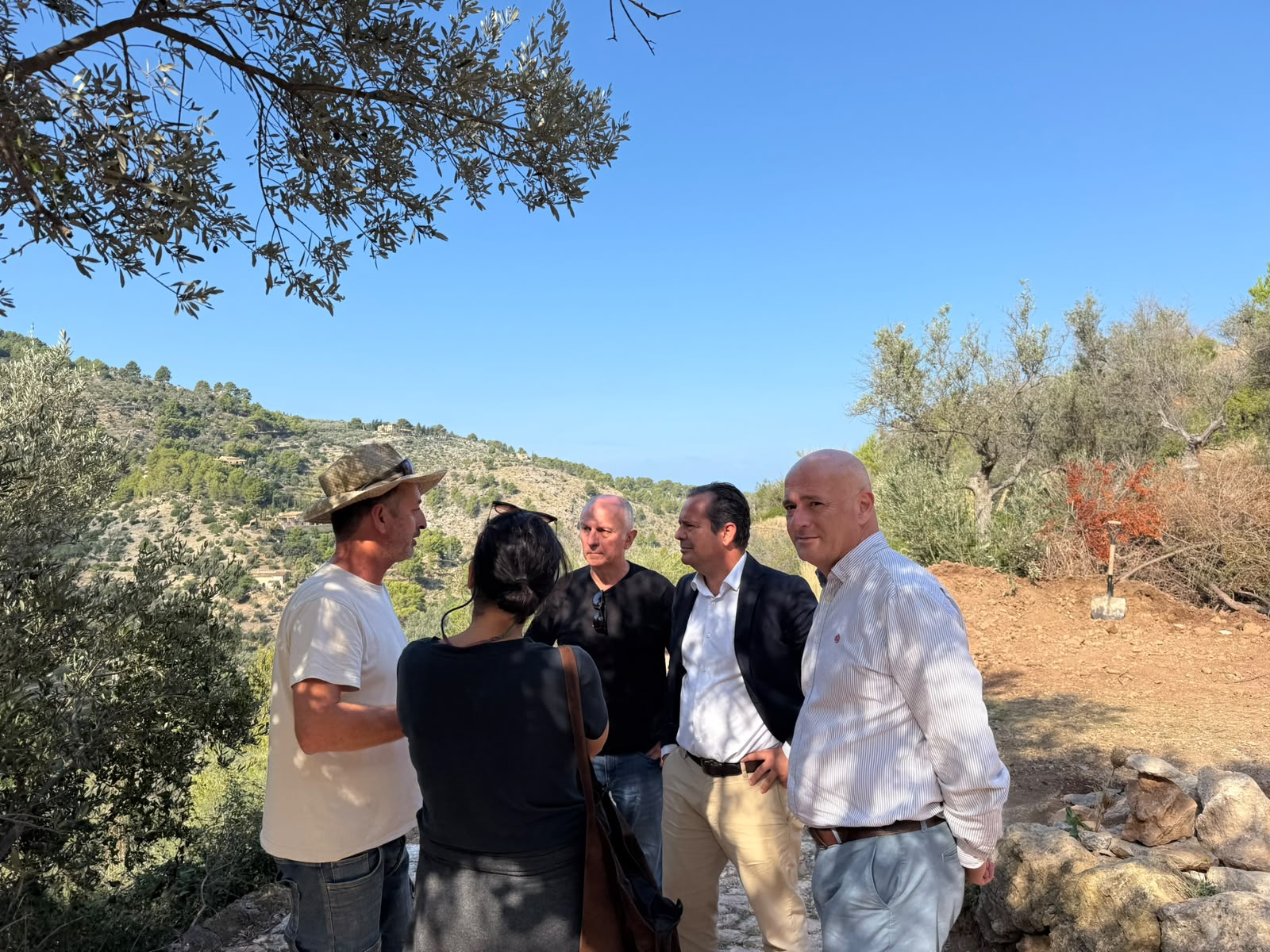 El conseller de Presidència, Toni Fuster, durant una visita als treballs de conservació d’un camí de Deià finançats amb les subvencions del Consorci Serra de Tramuntana.