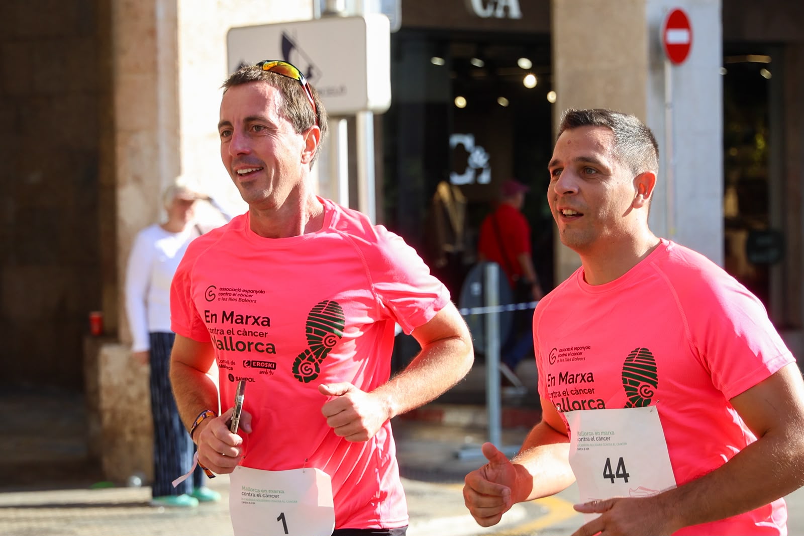 Imatges del presdident participant de la marxa contra el càncer
