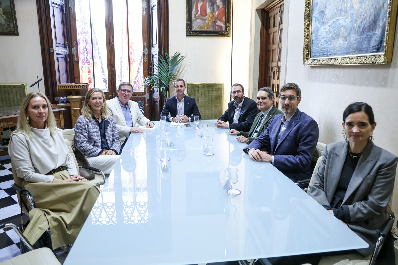 Imatges del president amb la junta directiva de l'Agrupació de cadenes hoteleres