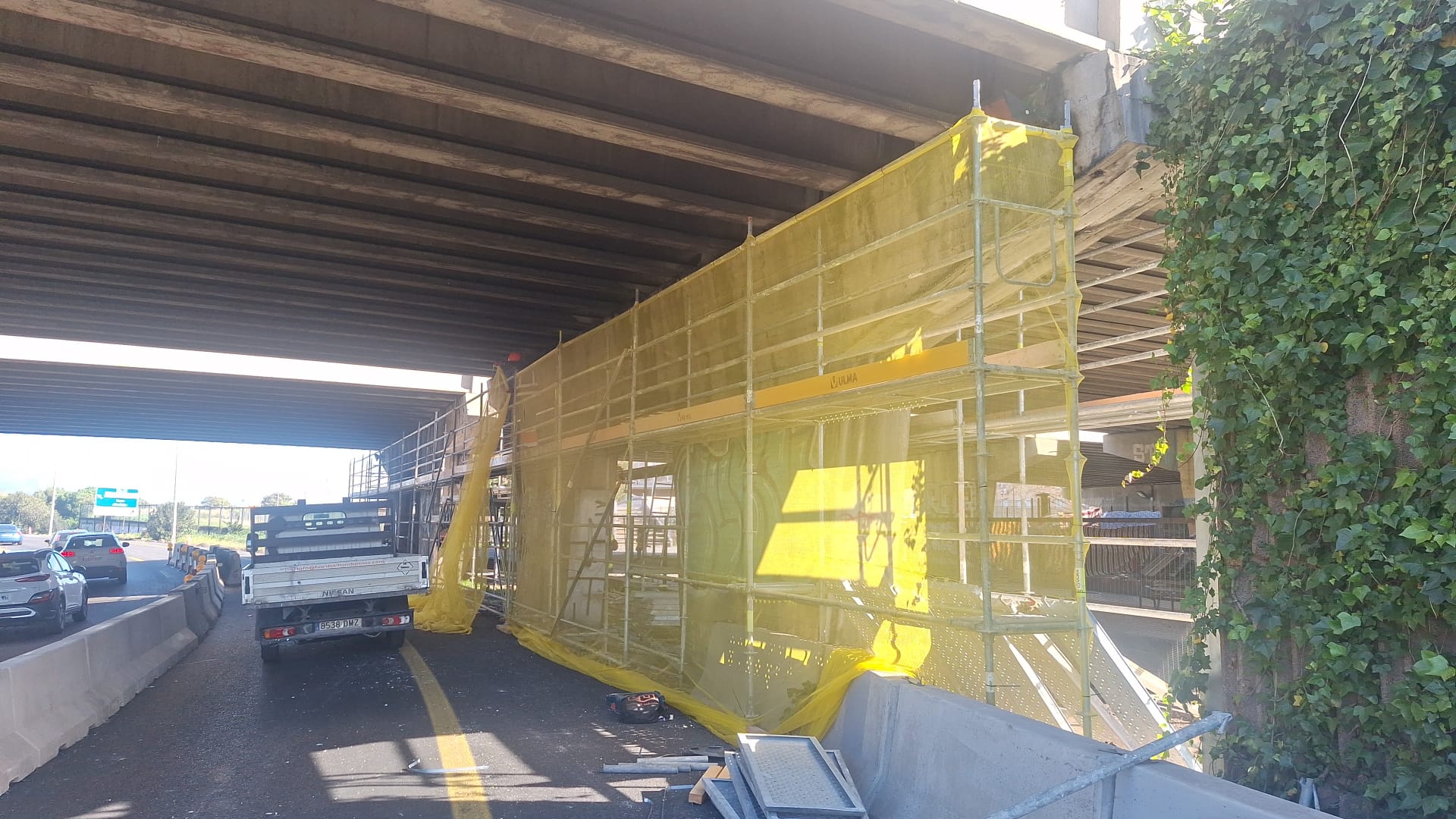 Para realizar las orbras de urgencia ha sido necesario cortar un carril de la autopista de Inca.
