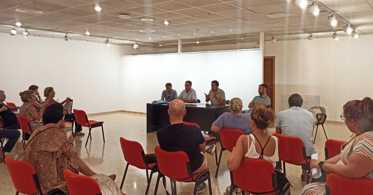 El conseller Sevillano amb teixit associatiu, empresarial, veïns i veïnes d'Andratx i Peguera