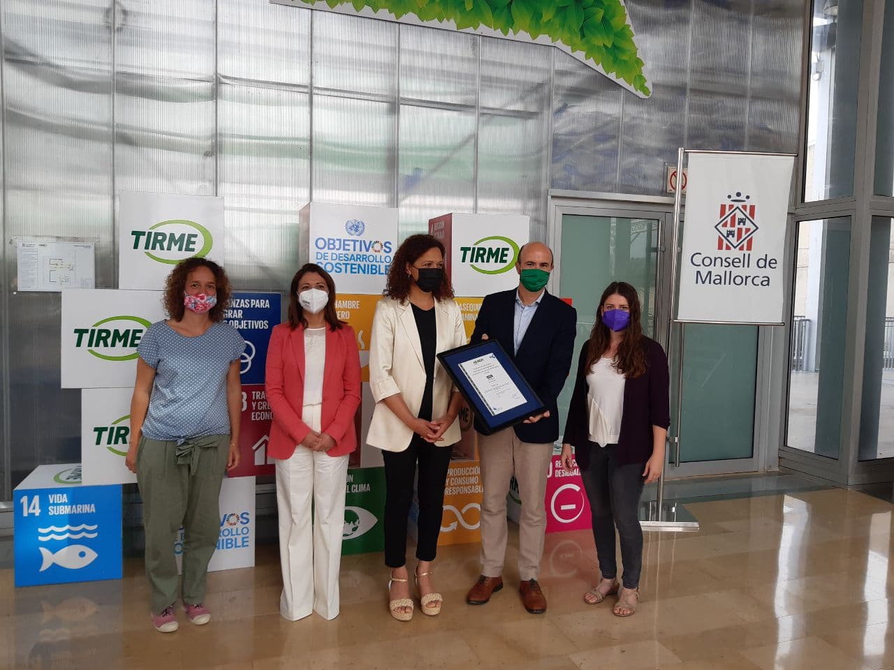 La presidenta Cladera i la vicepresidenta Ribot rebrn el certificat d'AENOR per l'estratègia d'economia circular de Tirme.
