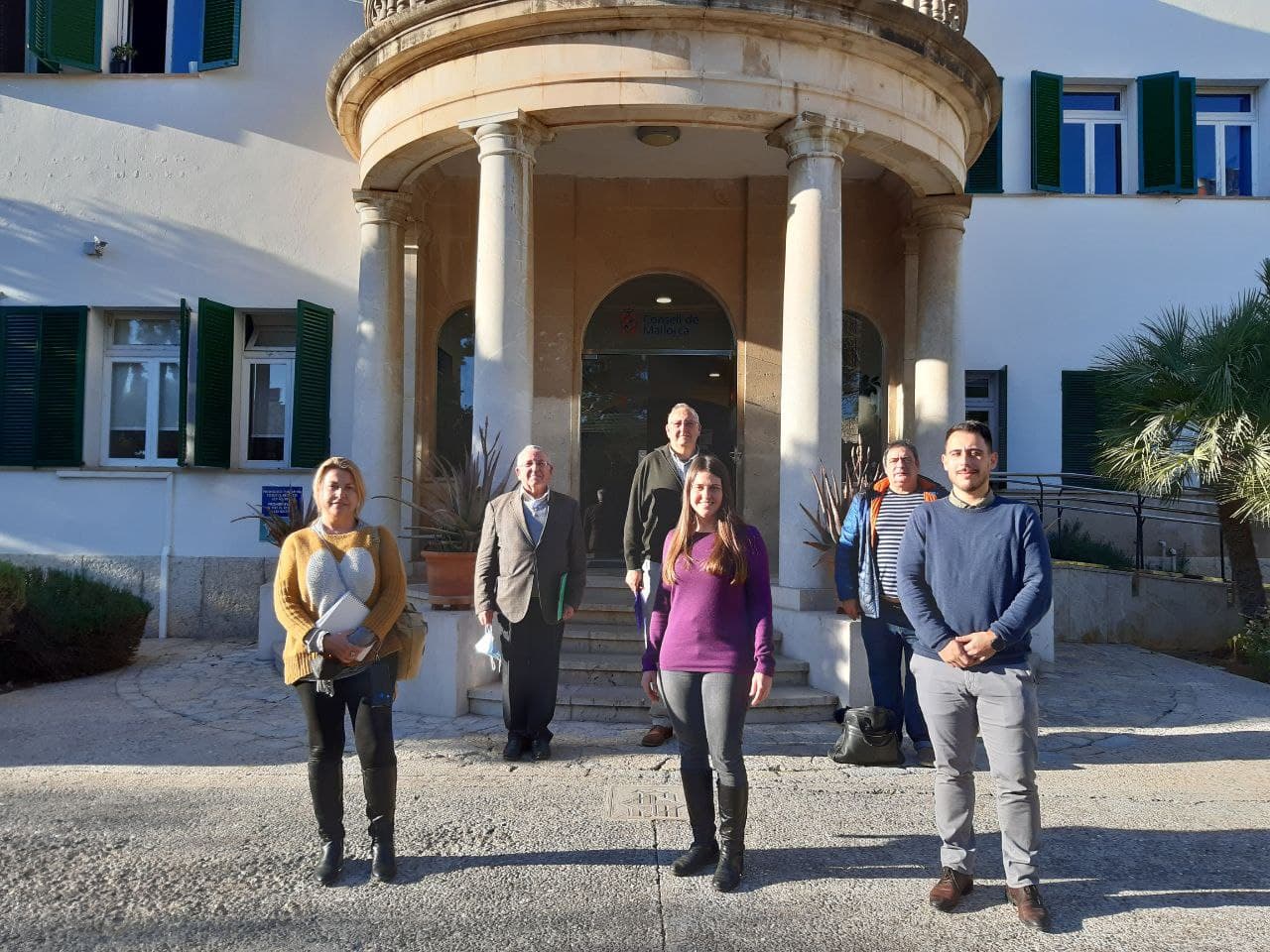 La vicepresidenta i consellera de Sostenibilitat i Medi Ambient, Aurora Ribot i el director insular de Residus, Juan Carrasco amb el president, vicepresident tresorera i vocal del Col·legi Oficial D'enginyers Tècnics Agrícoles de les Illes Balears