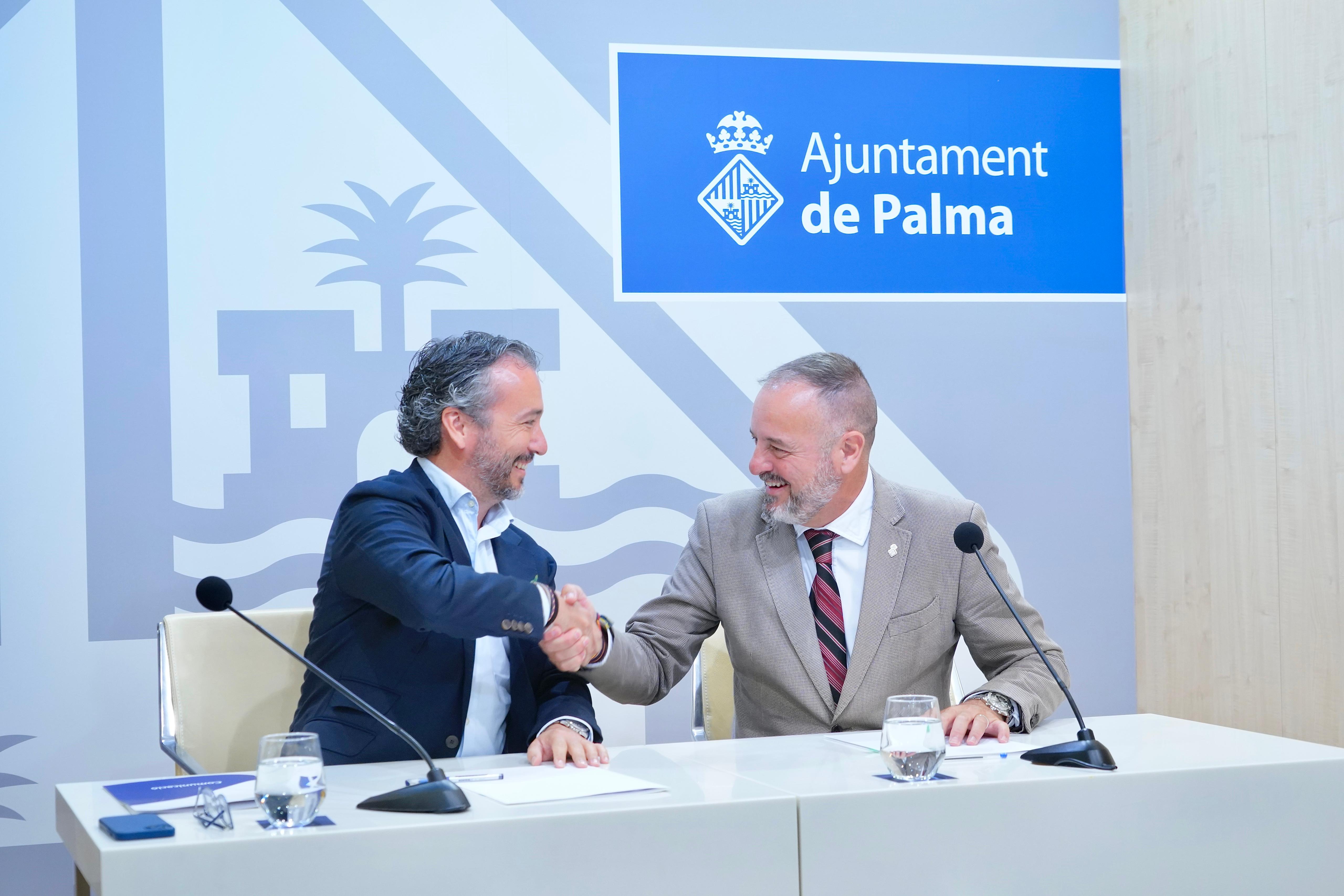 El conseller insular de Territori, Mobilitat i Infraestructures, Fernando Rubio, amb el tinent de batle de Mobilitat de Palma, Toni Deudero, després de la signatura del conveni.