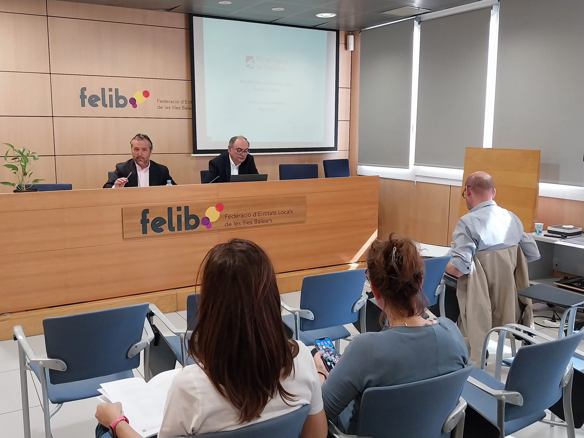 Imatge de la reunió del Consell amb els representats municipal sobre el PTI.