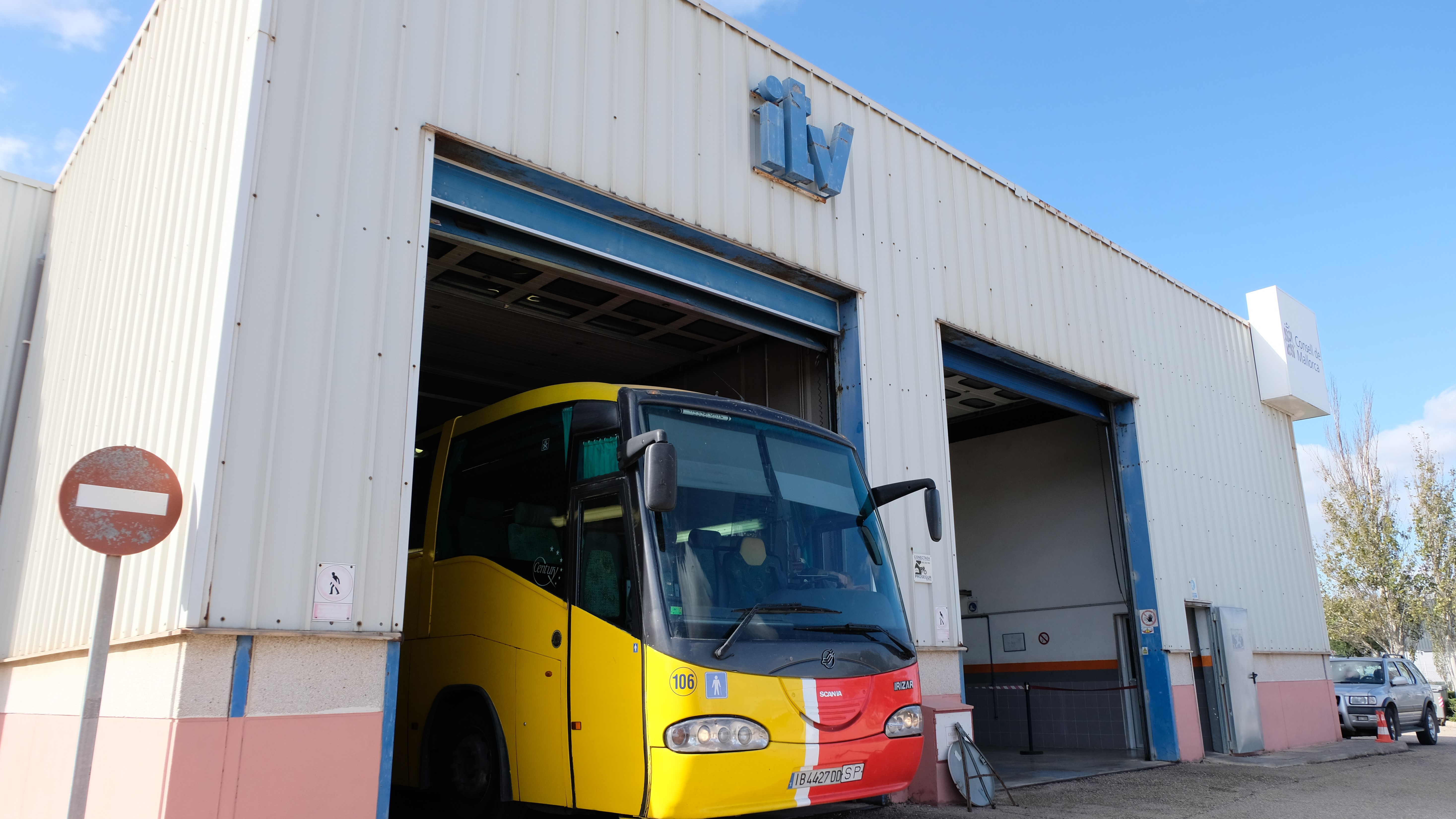Un bus del TIB passant la inspecció tècnica de vehicles.