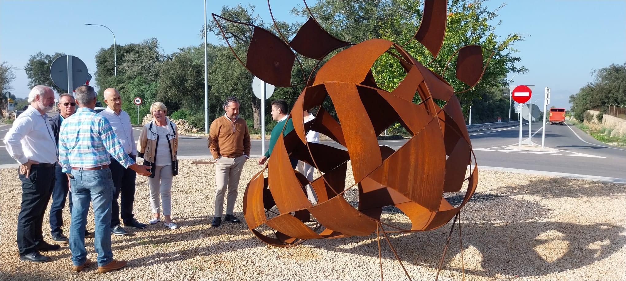El conseller Fernando Rubio i el batle antoni Sales vora l'escultura del cap de bou acompanyats de regidor i del director insular d'Infraestructures, Rafel Gelabert.