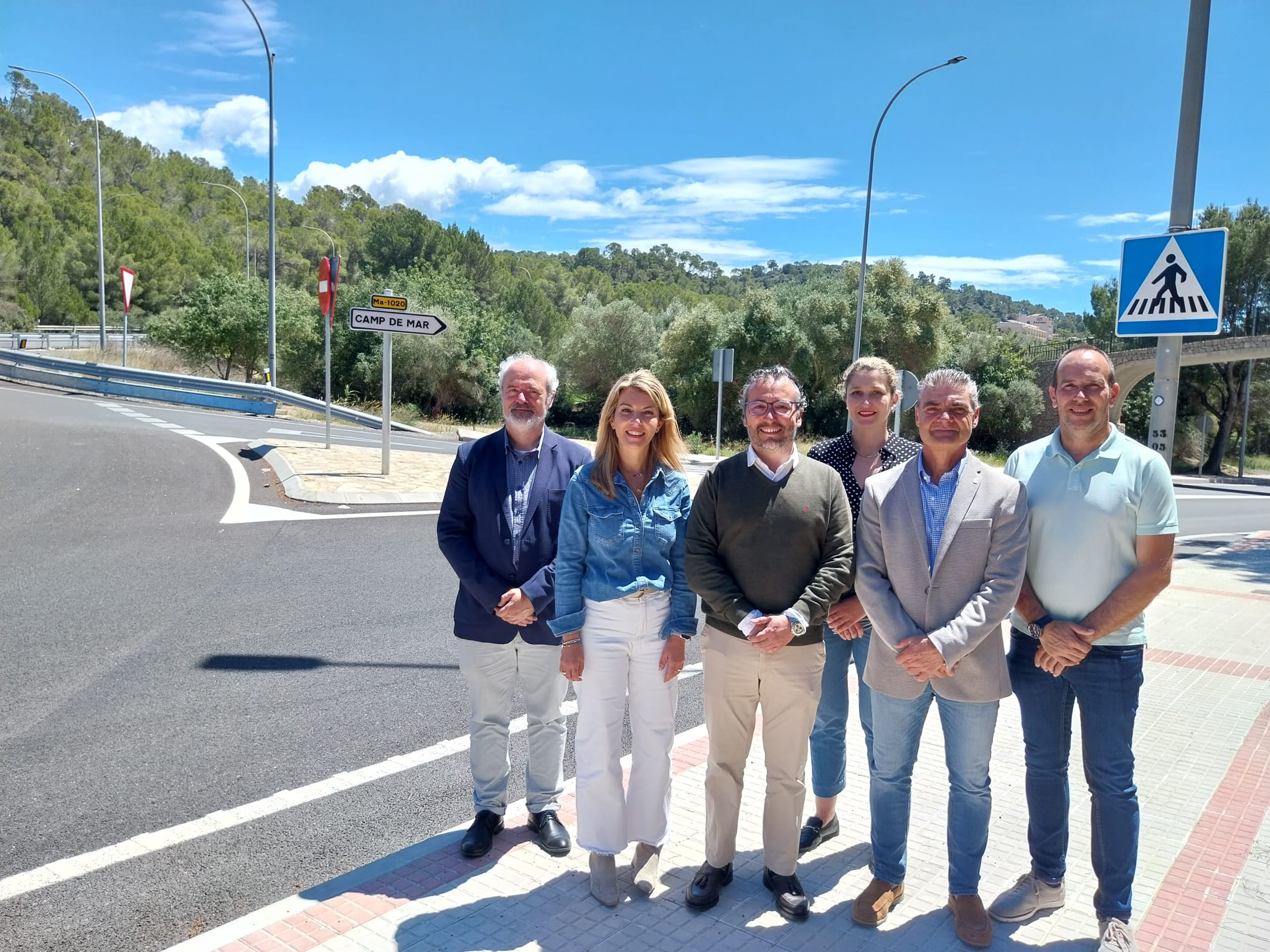 El conseller de Territori, Fernando Rubio, junto a la alcaldesa de Andratx, Estefenía Gonzalvo, el teniente de alcalde de Calvià, Joan Thomàs y ediles de Andratx.